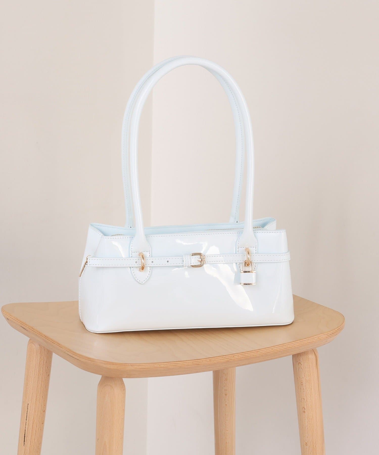 one after another NICE CLAUP(ワンアフターアナザー ナイスクラップ) ベルト付きエナメルバッグ