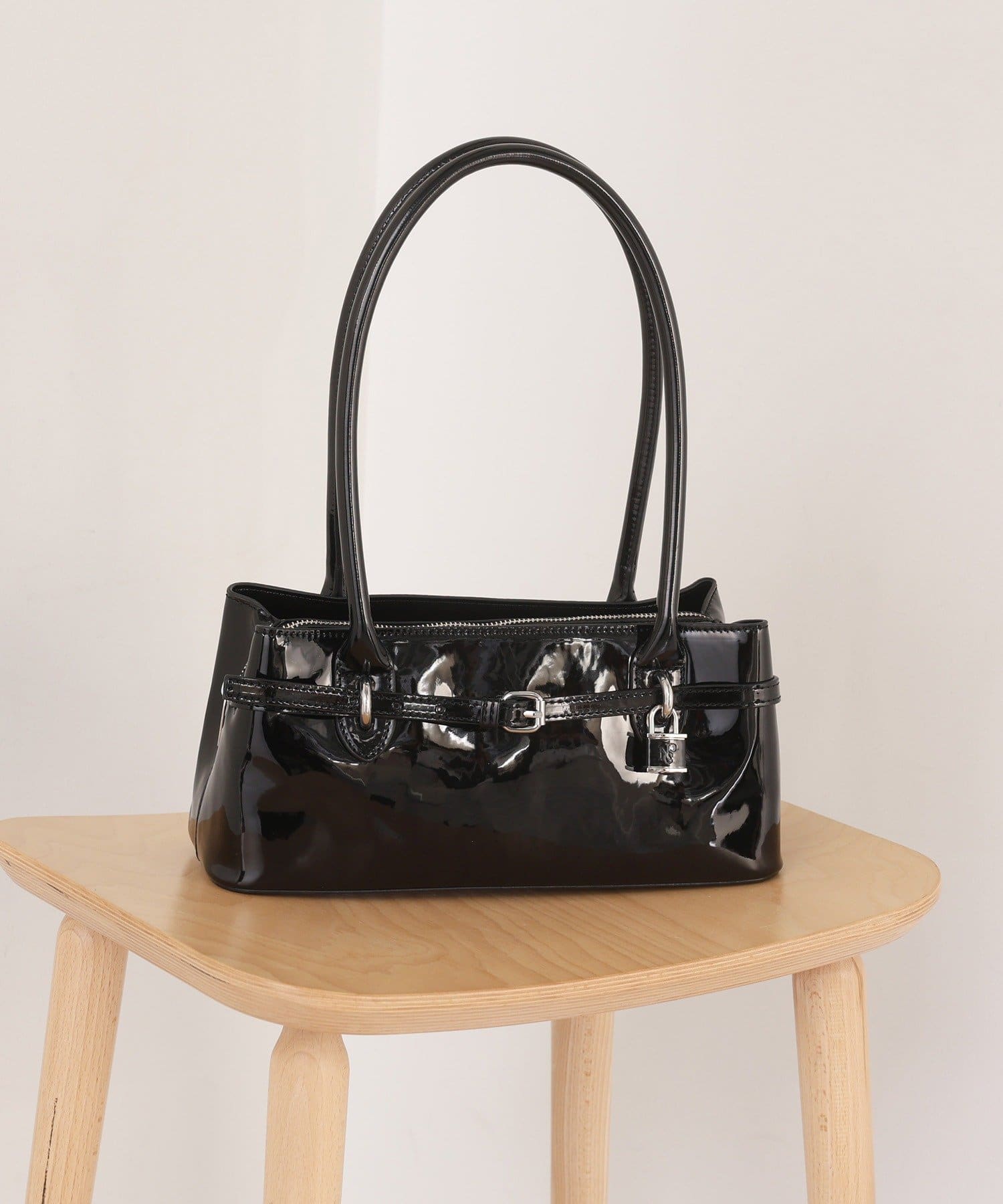 one after another NICE CLAUP(ワンアフターアナザー ナイスクラップ) ベルト付きエナメルバッグ