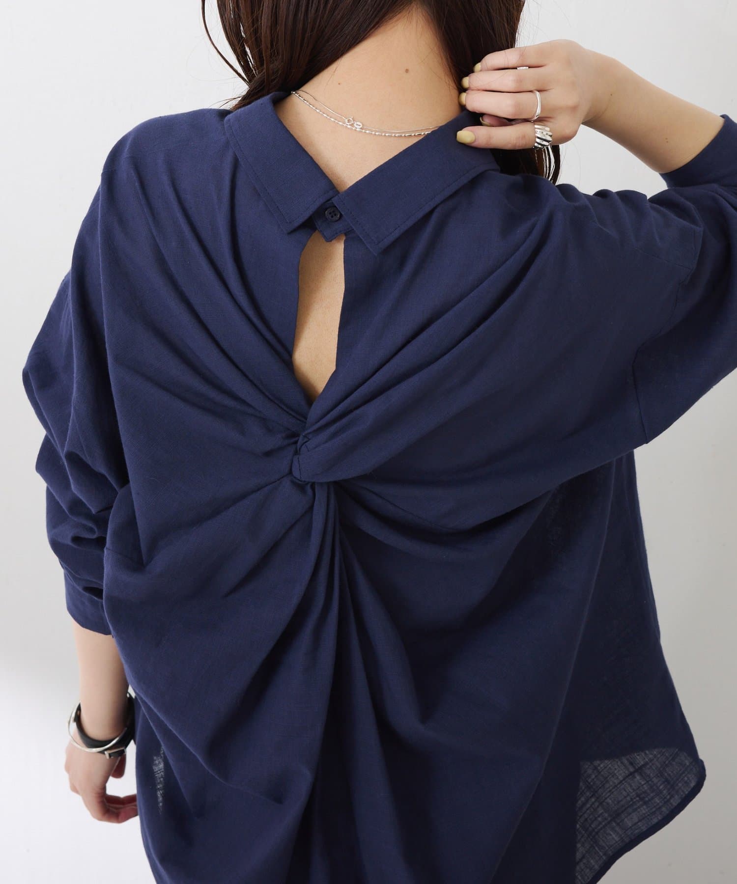 COLLAGE GALLARDAGALANTE(コラージュ ガリャルダガランテ) 【涼しく着れる】麻混バックツイストシャツ