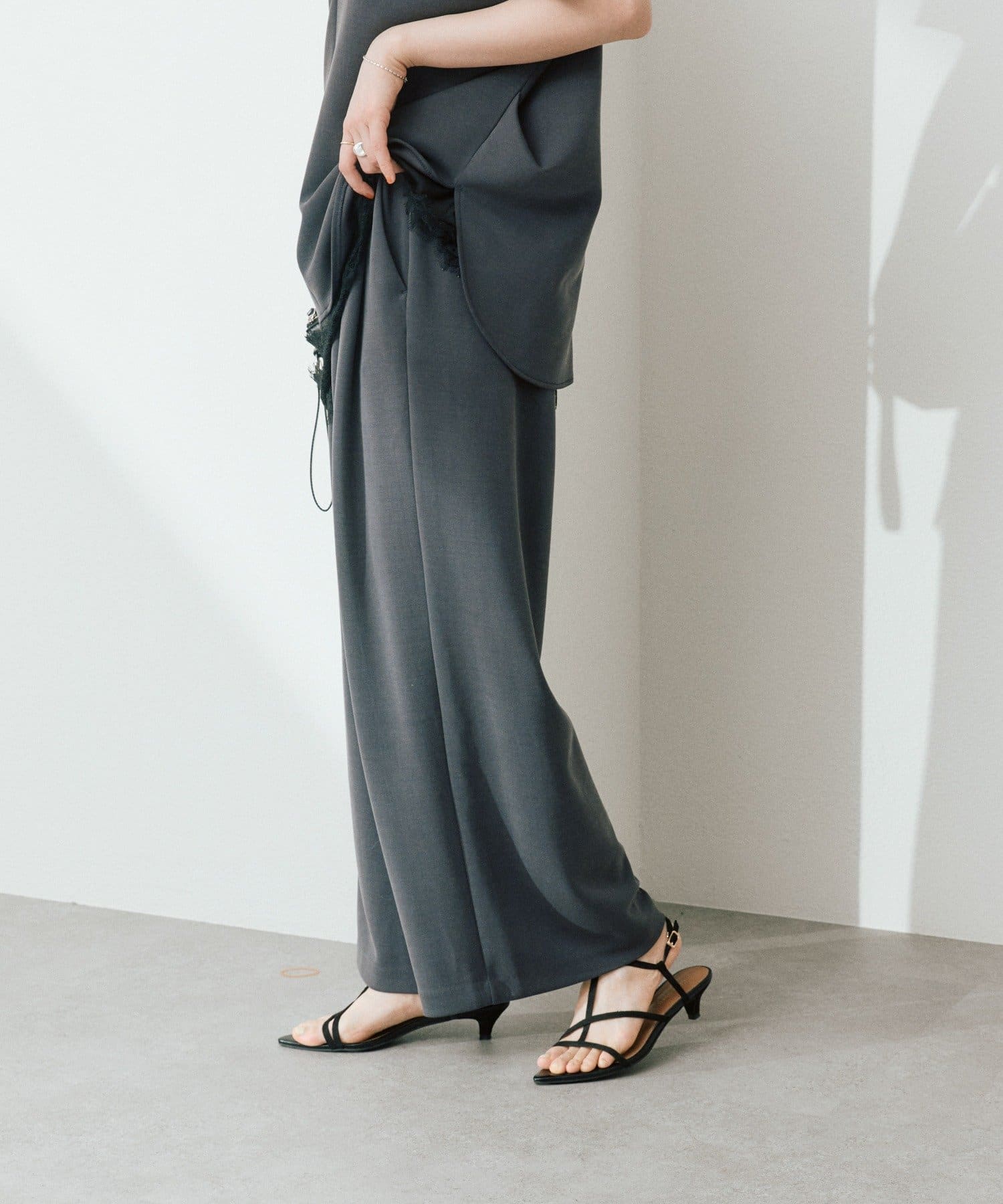 RIVE DROITE(リヴドロワ) 予約【セットアップ着用可能/接触冷感機能付き】ドレーピーカットスラックス/5月上旬お届け予定