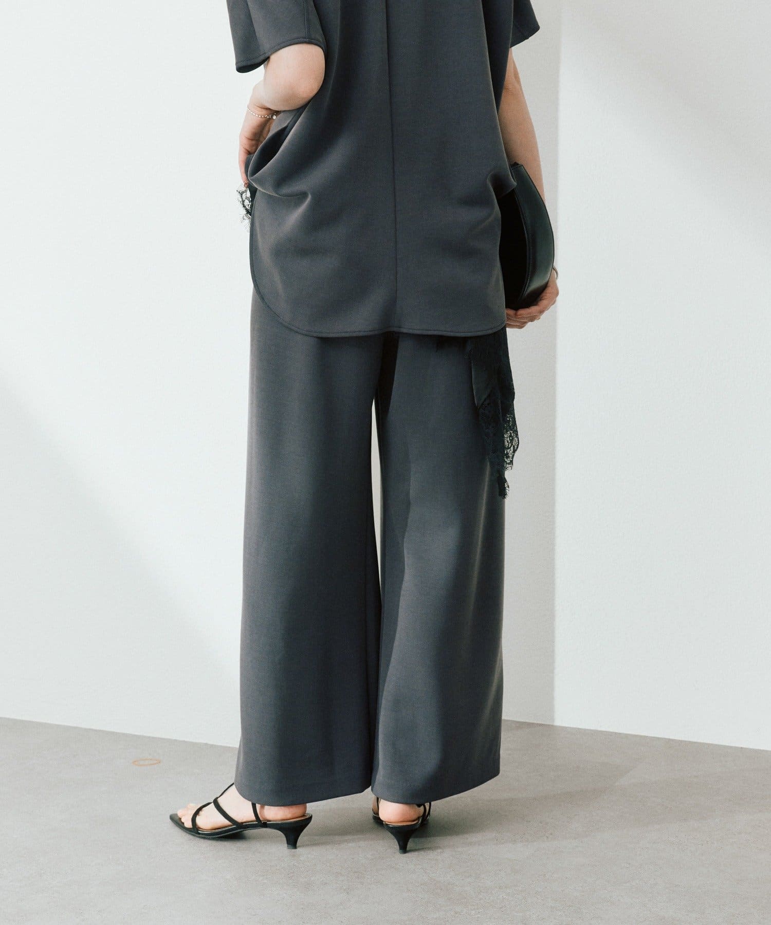 RIVE DROITE(リヴドロワ) 予約【セットアップ着用可能/接触冷感機能付き】ドレーピーカットスラックス/5月上旬お届け予定