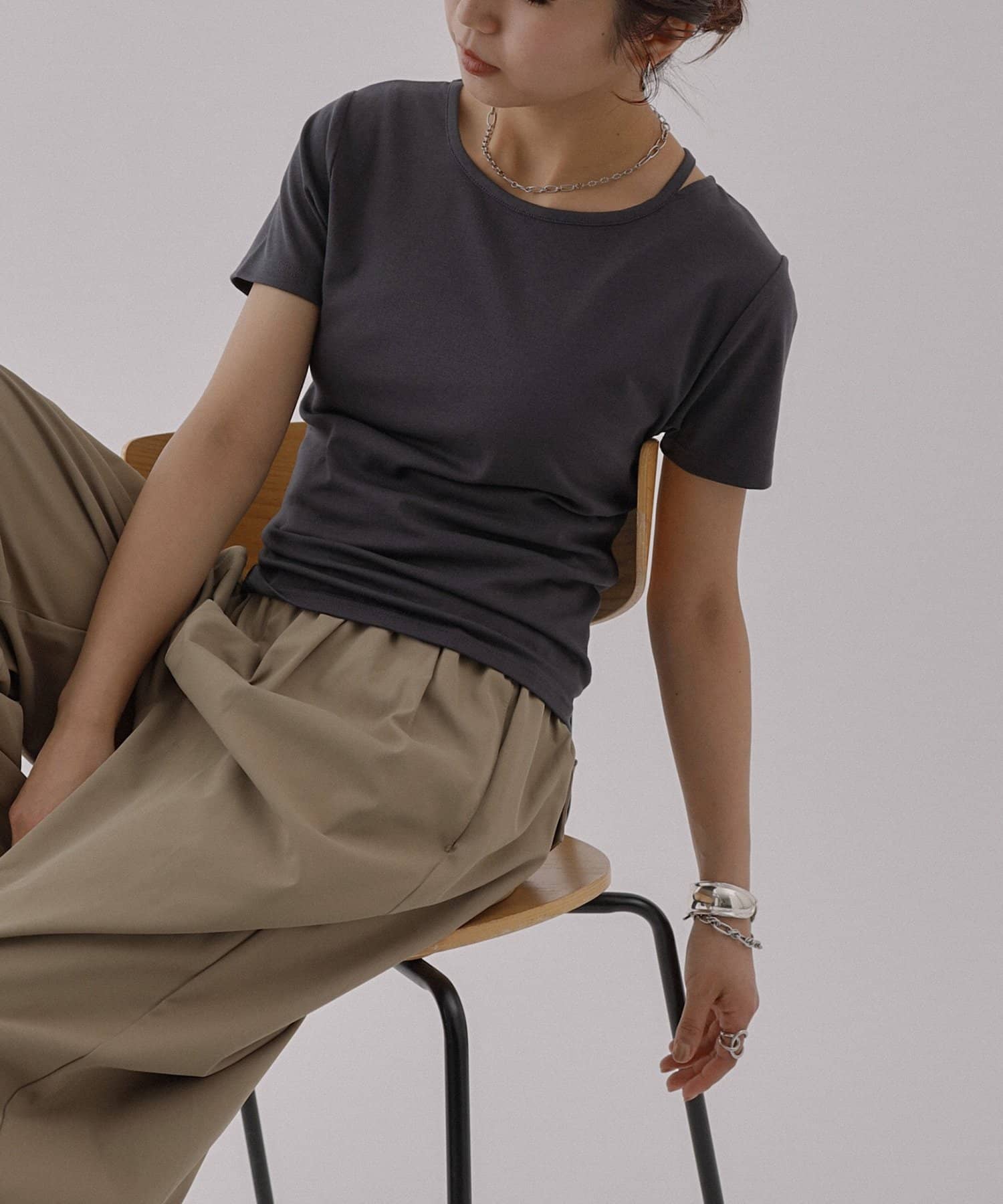 COLONY 2139(コロニー トゥーワンスリーナイン) ネックスリットスムースTシャツ