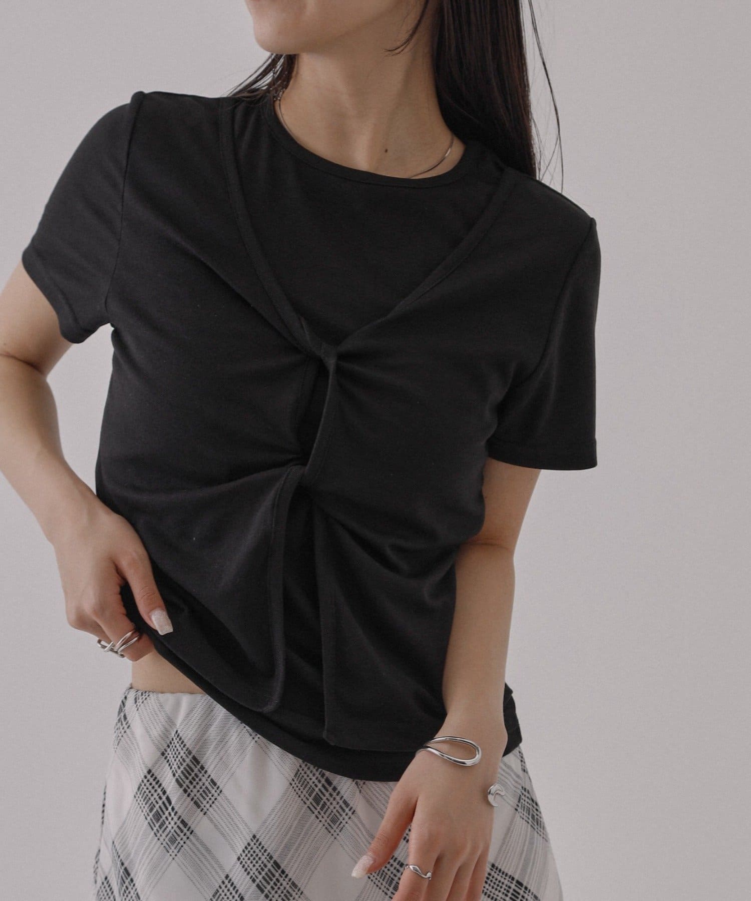 COLONY 2139(コロニー トゥーワンスリーナイン) ツイストTシャツ