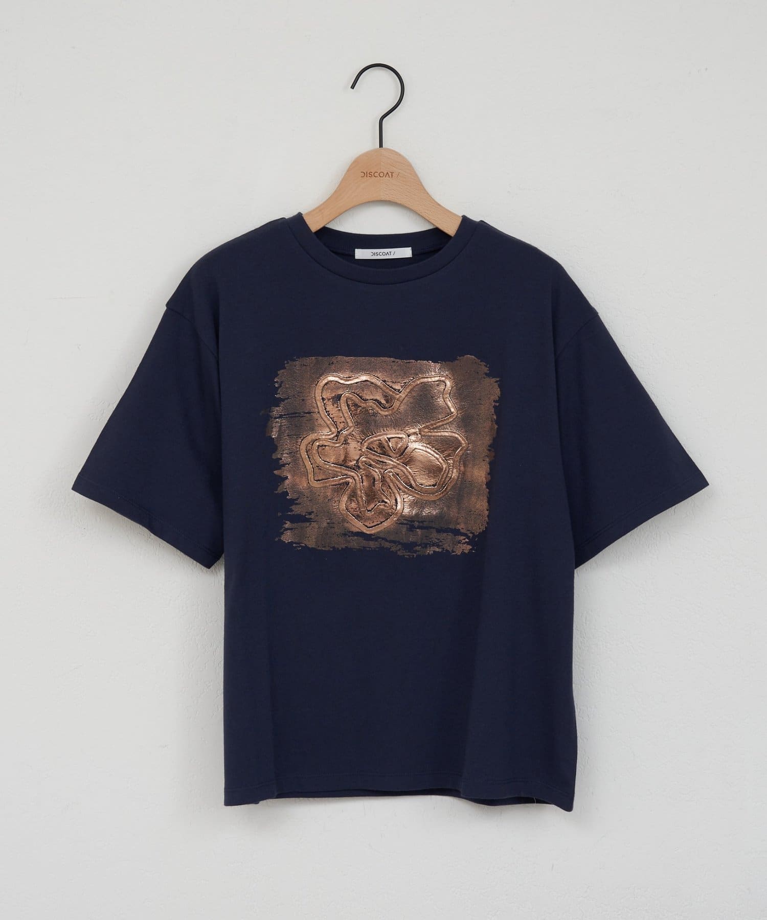 DISCOAT(ディスコート) 【WEB限定】花モチーフ箔プリントTシャツ