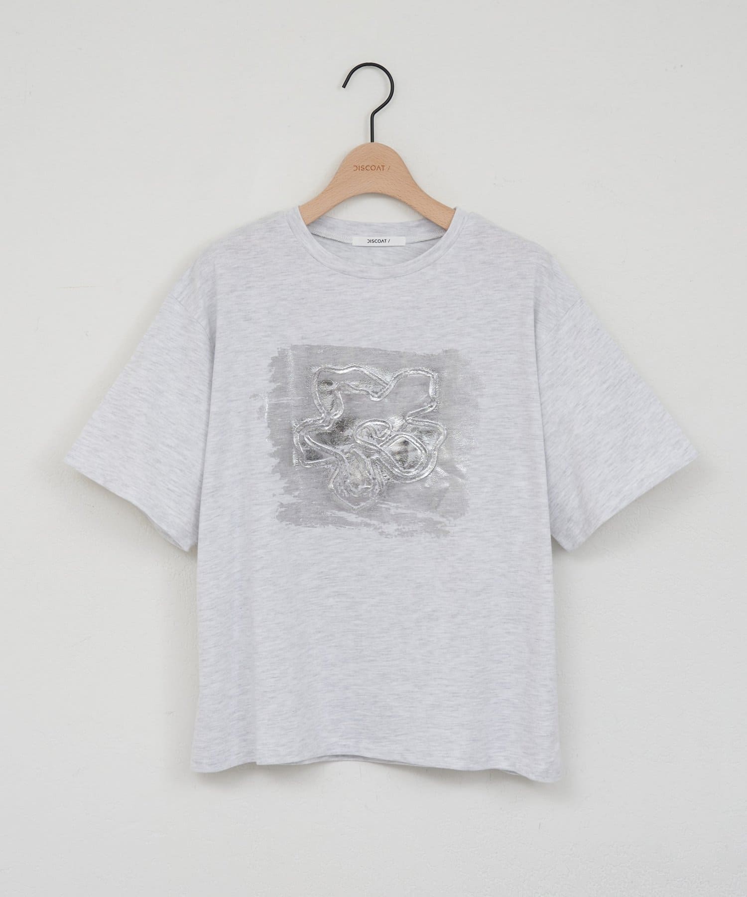 DISCOAT(ディスコート) 【WEB限定】花モチーフ箔プリントTシャツ