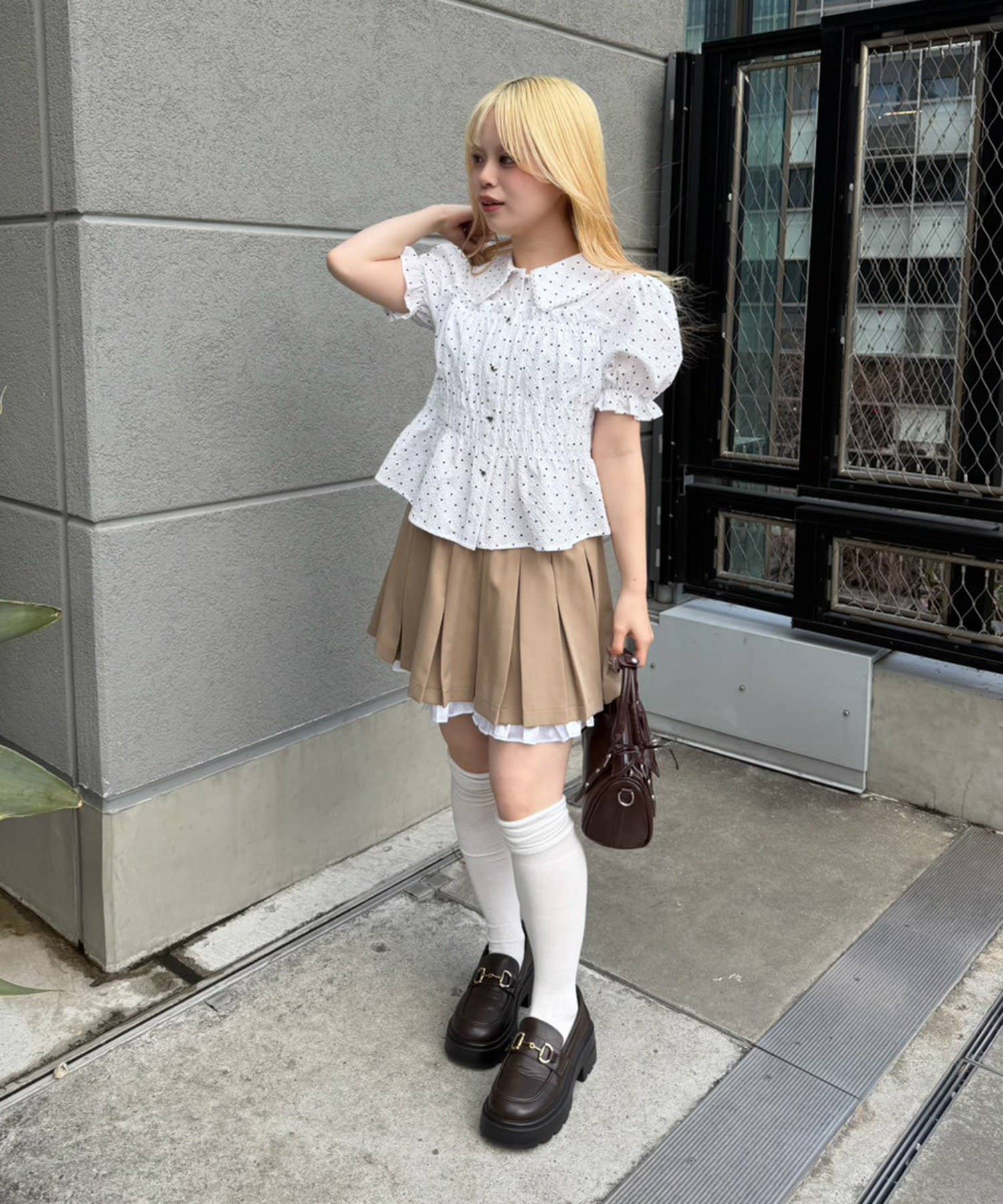 NICE CLAUP / OLIVE des OLIVE OUTLET(ナイスクラップ  / オリーブ デ オリーブ アウトレット) 【continuer】シャーリングペプラム半袖ブラウス