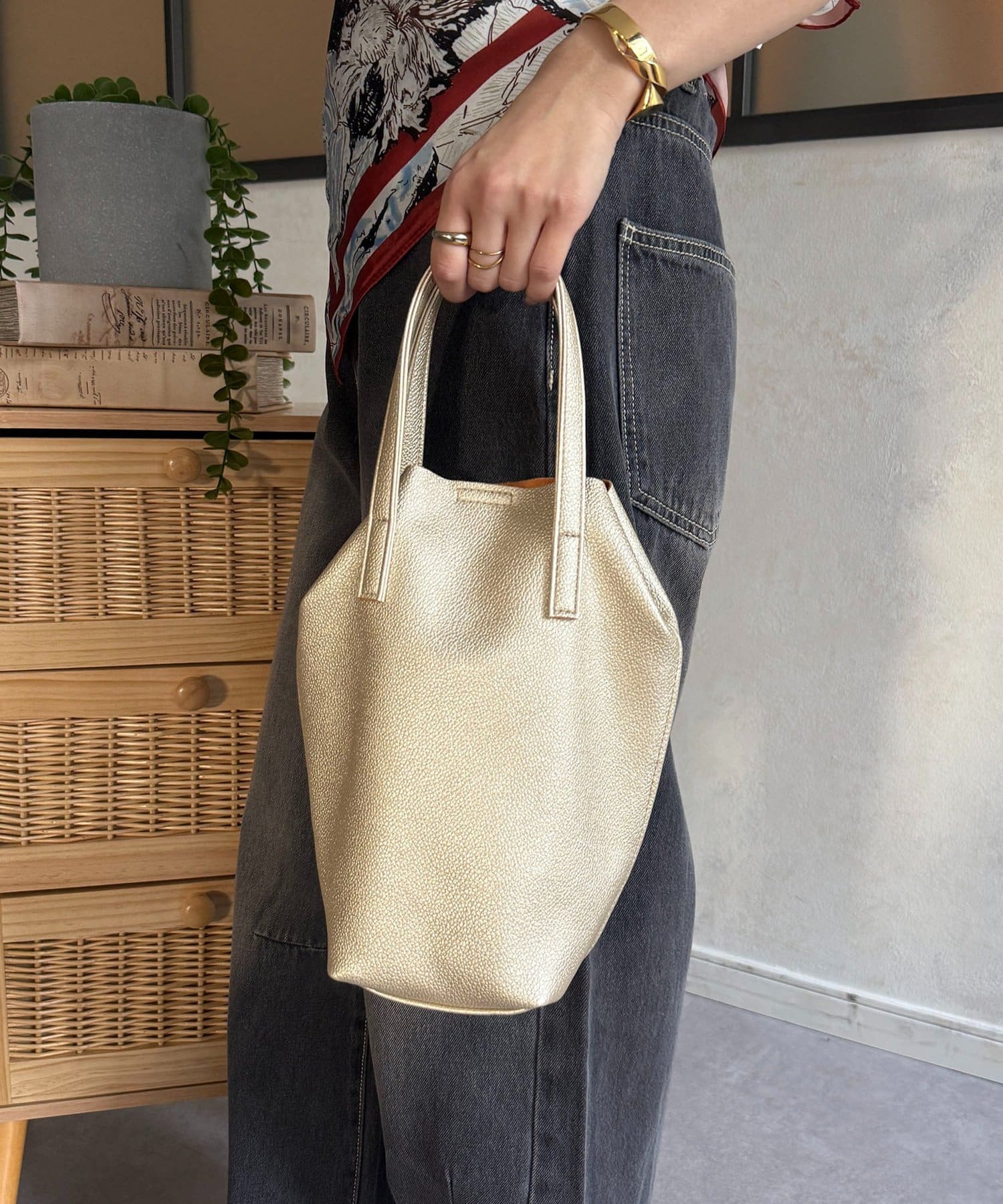 Thevon.(ゼヴォン) シンセティックレザーミニバッグ