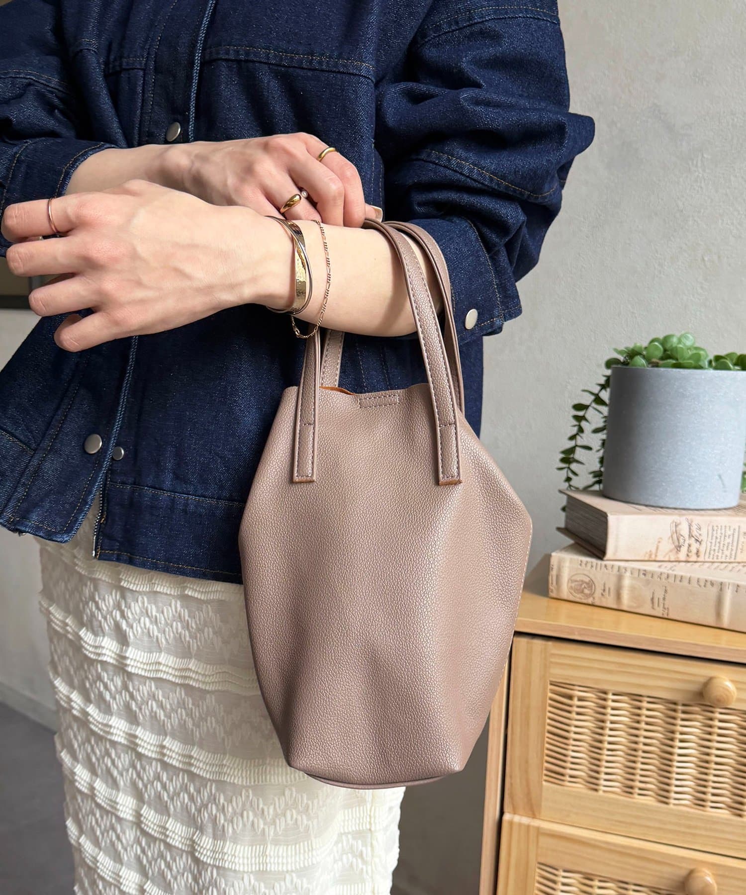 Thevon.(ゼヴォン) シンセティックレザーミニバッグ