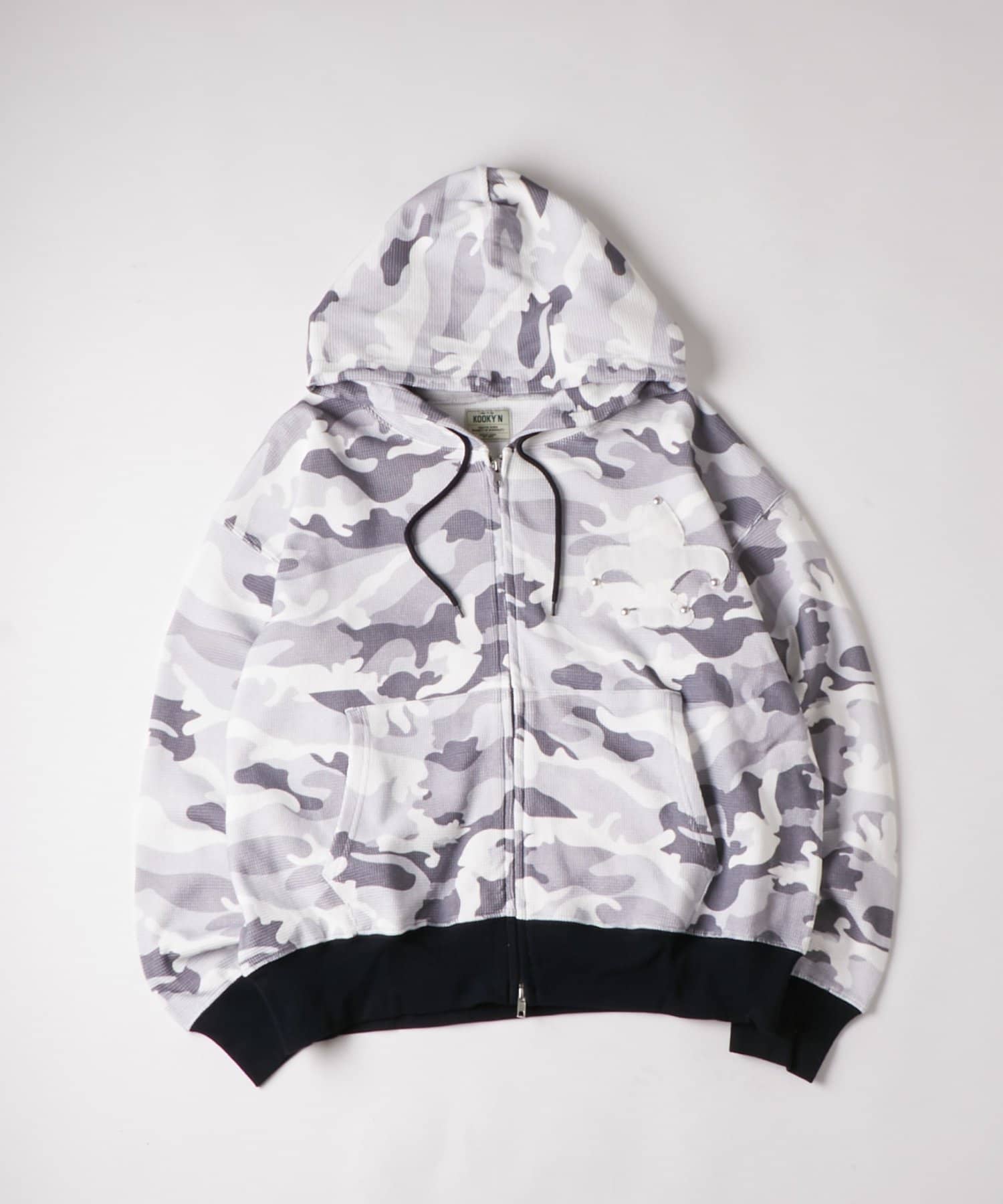 WHO’S WHO gallery(フーズフーギャラリー) 【UNISEX】KOOKY'Nカモ柄ワッフルユリ紋章スタッズジップパーカー