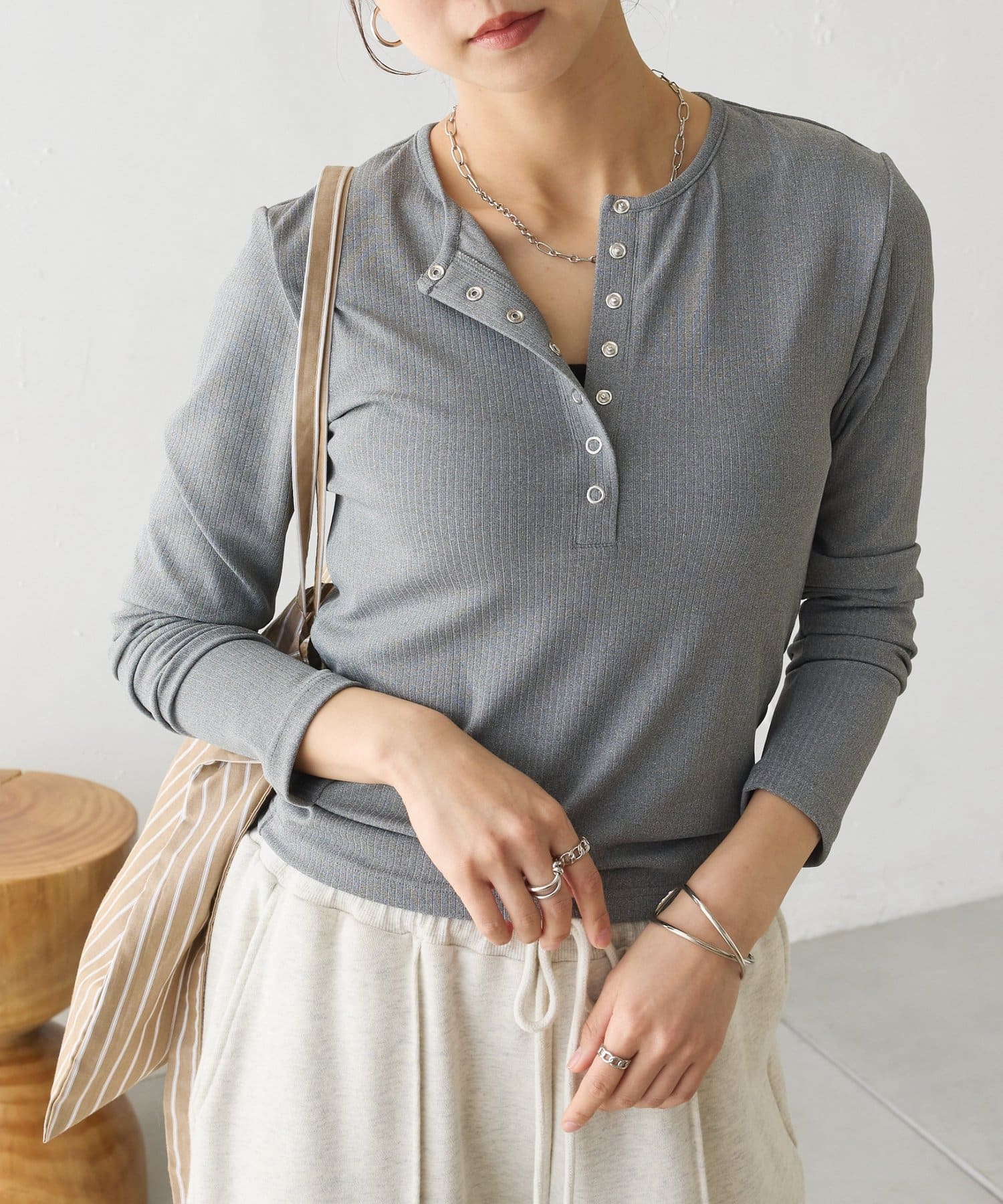 COLONY 2139(コロニー トゥーワンスリーナイン) 多機能やわらかリブヘンリーネックプルオーバー