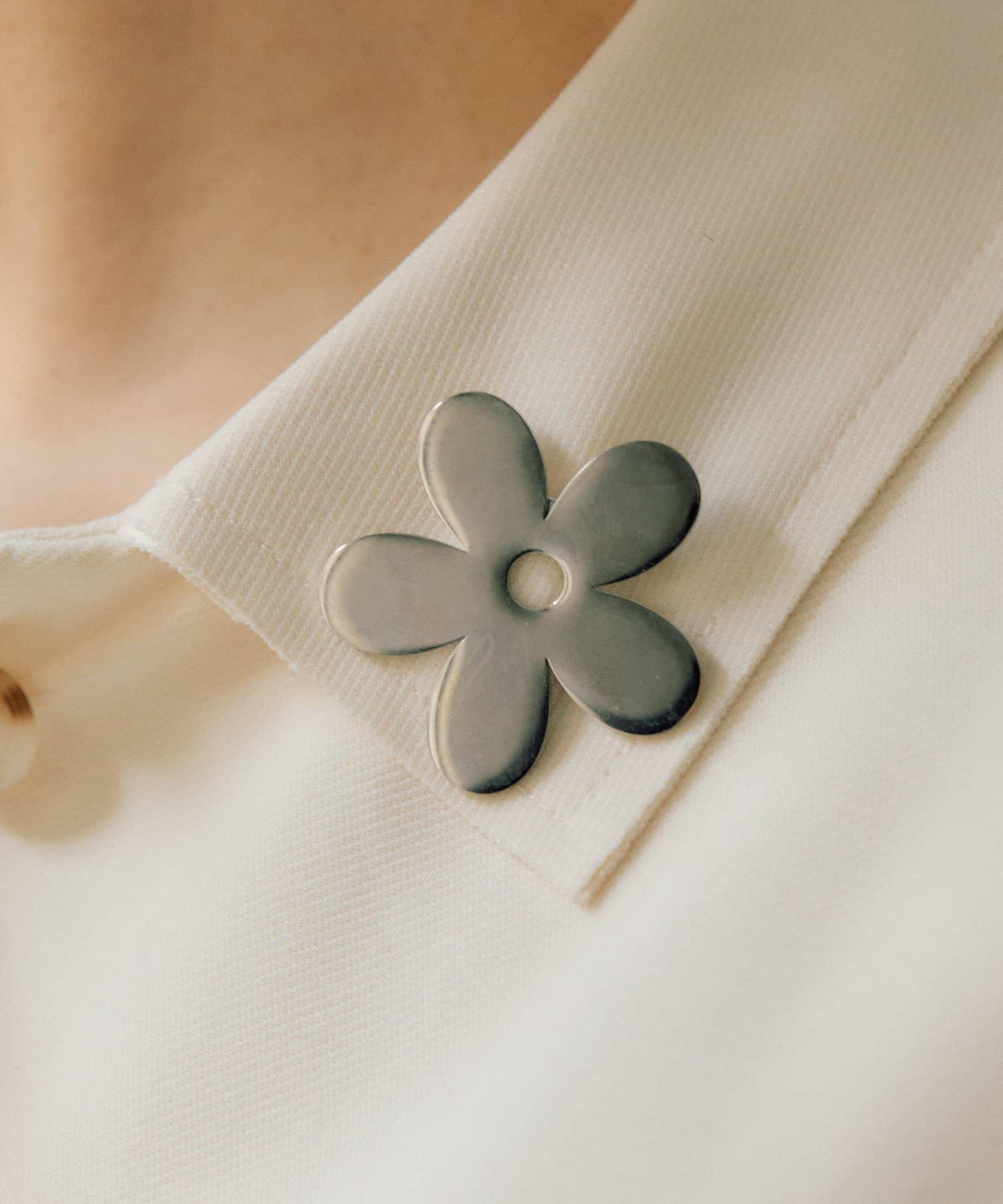 ear PAPILLONNER(イア パピヨネ) 《金属アレルギー対応/ステンレス》フラワープレートブローチ