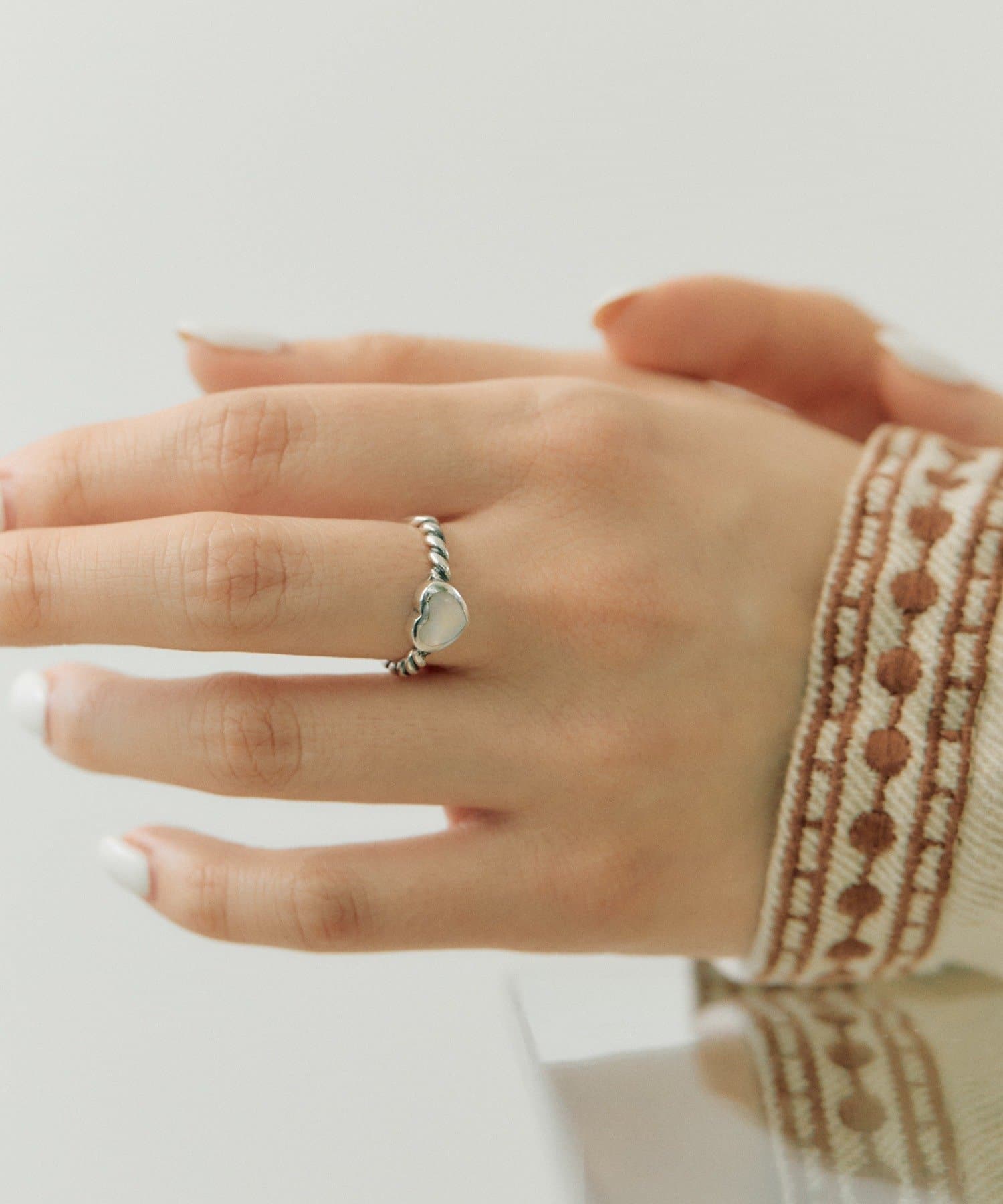 ear PAPILLONNER(イア パピヨネ) 《スターリングシルバー使用》シェルハートリング