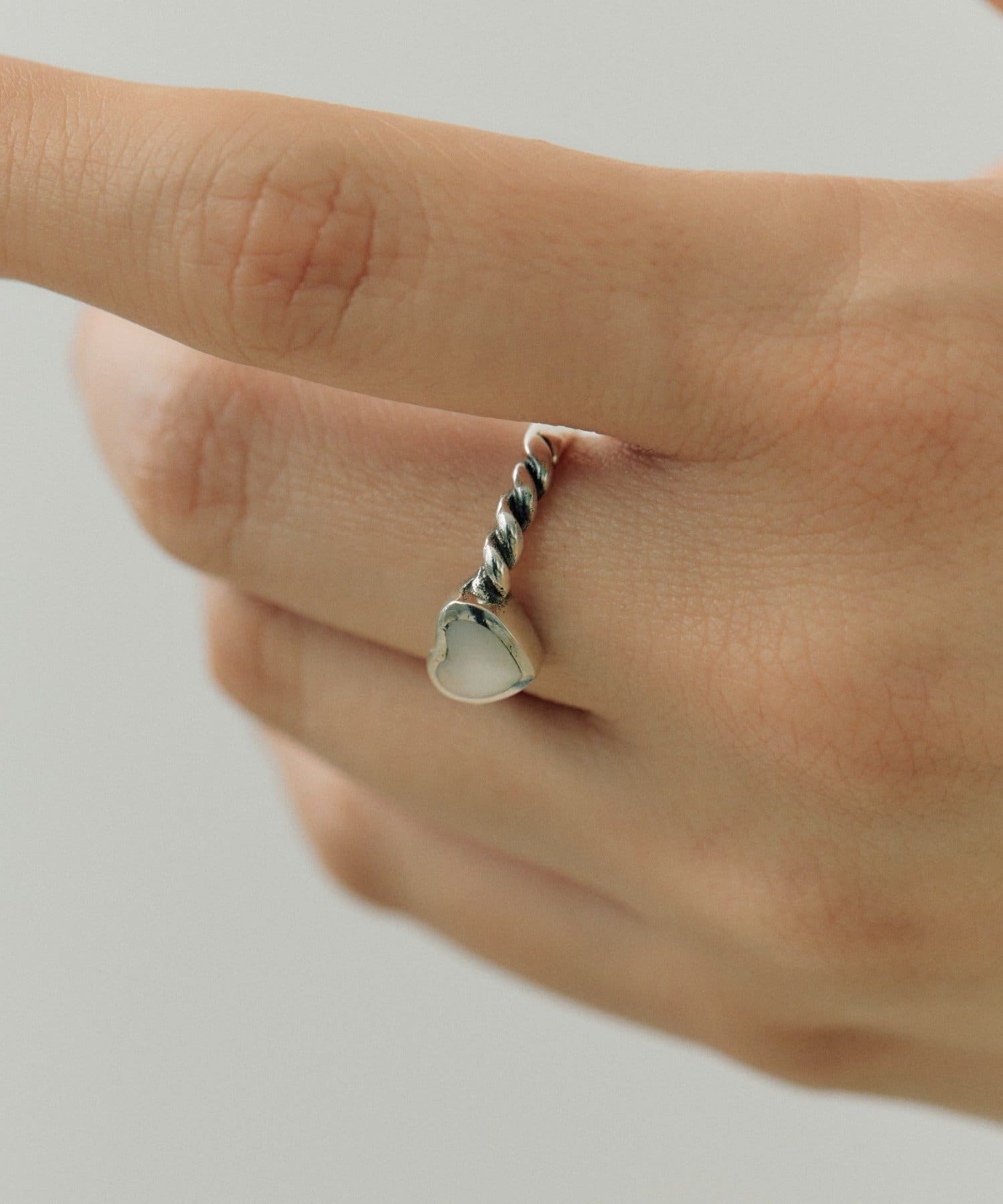 ear PAPILLONNER(イア パピヨネ) 《スターリングシルバー使用》シェルハートリング