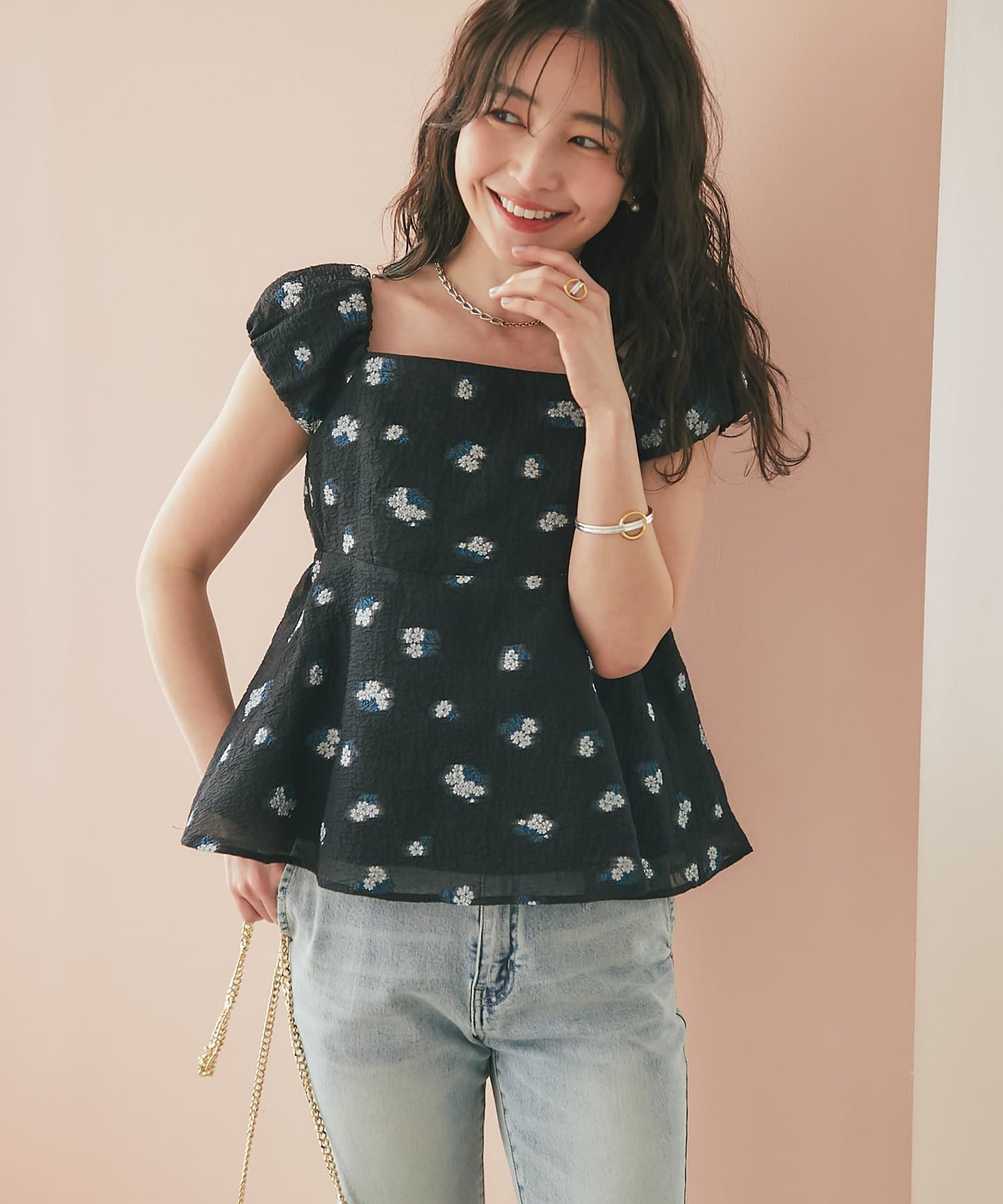 La boutique BonBon(ラブティックボンボン) 【最強モテブラウス】小花ラメジャガードペプラムブラウス