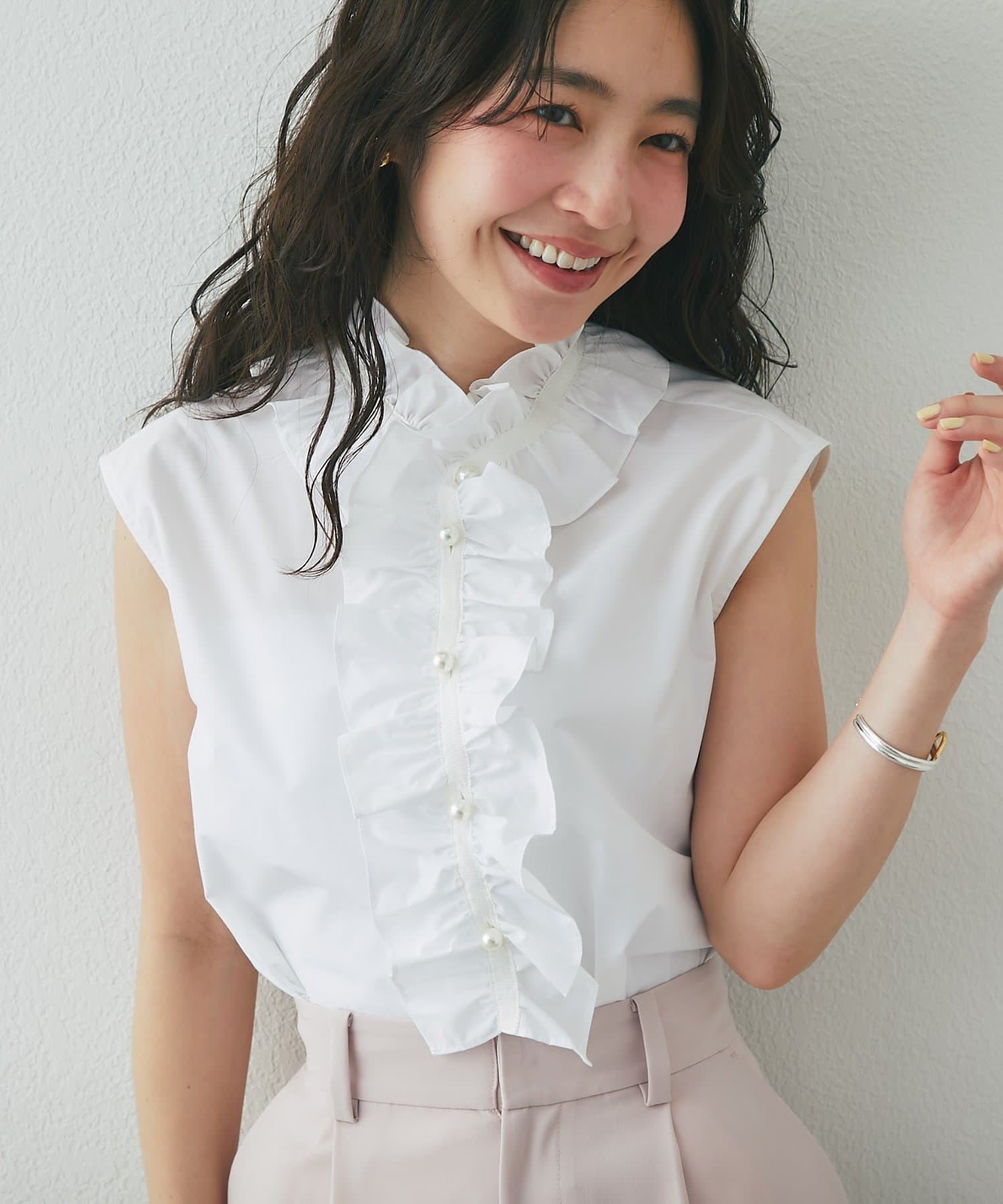 La boutique BonBon(ラブティックボンボン) フリルタイノースリブラウス