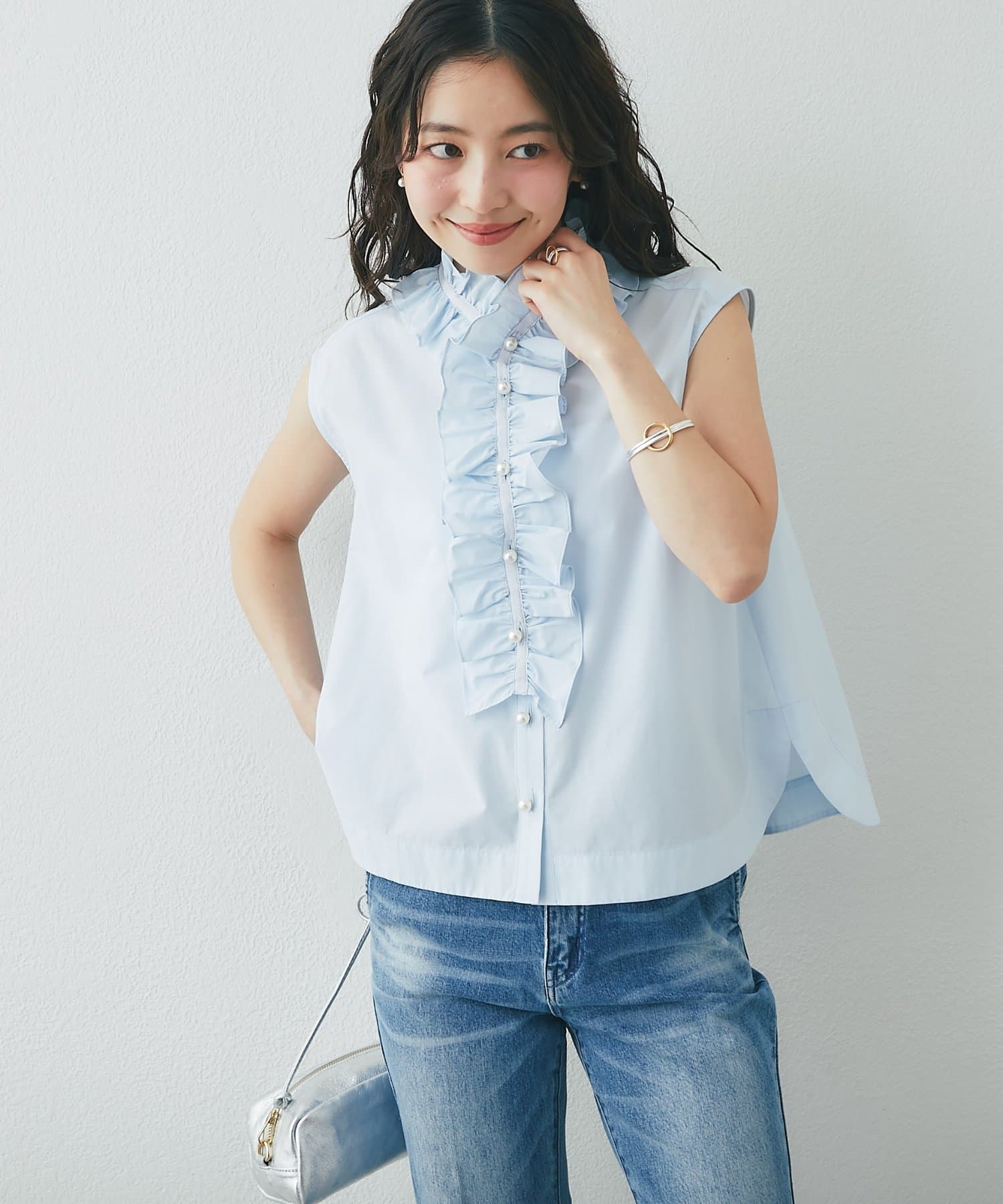 La boutique BonBon(ラブティックボンボン) フリルタイノースリブラウス