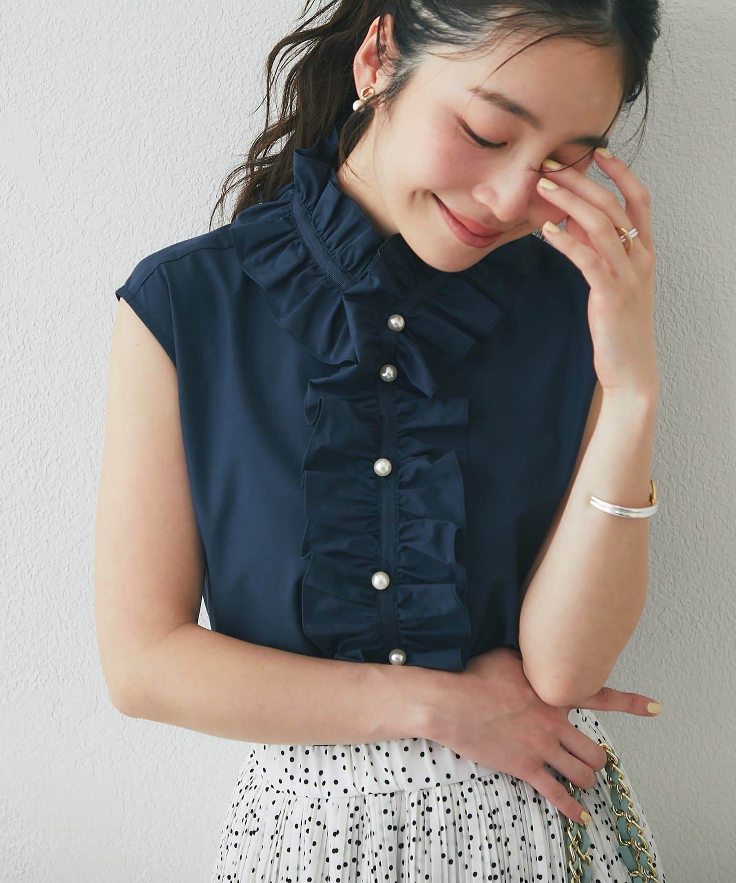 La boutique BonBon(ラブティックボンボン) フリルタイノースリブラウス