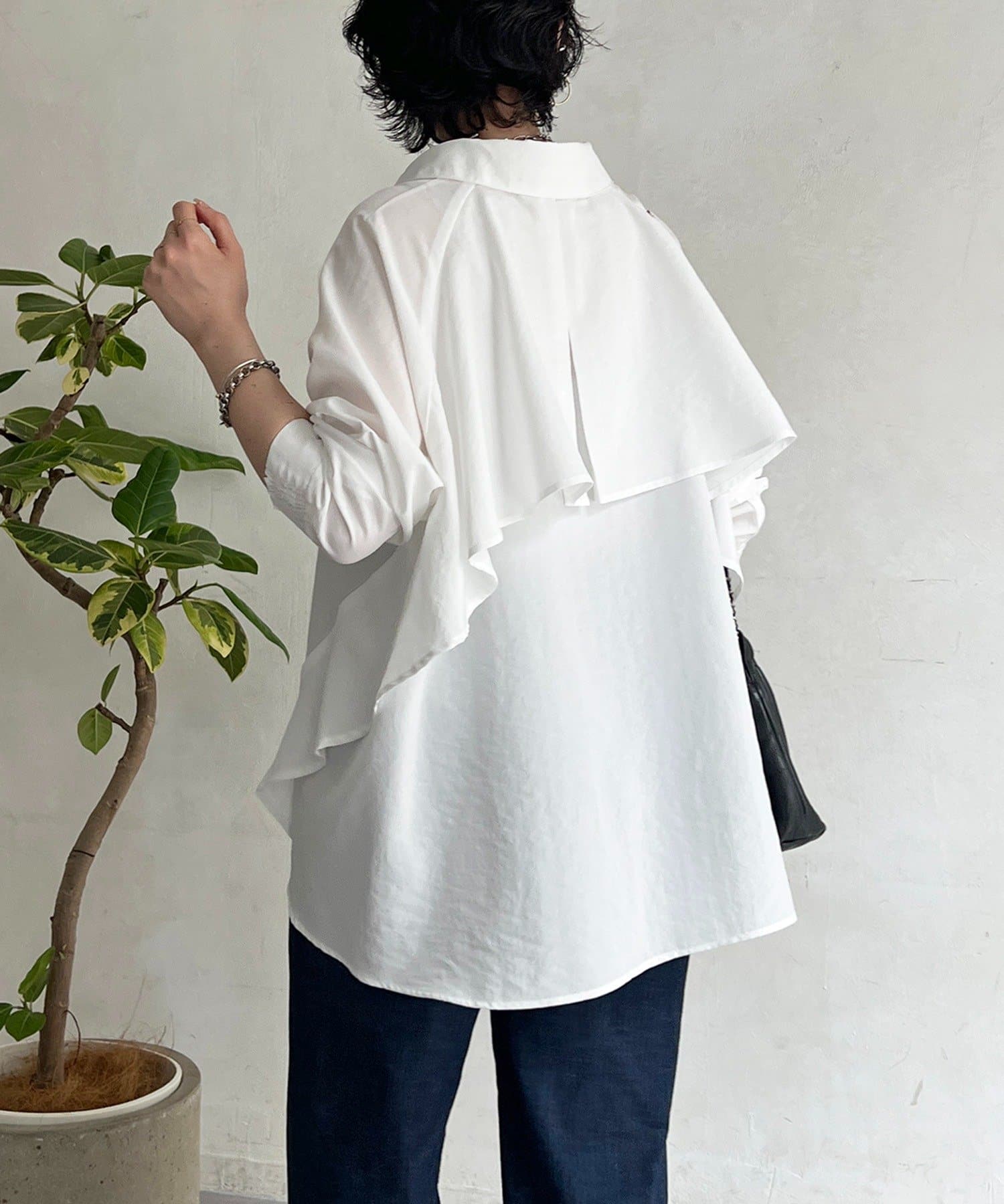 un dix cors(アンディコール) 【甘くないフリルシャツ】麻調バックフリルブラウス