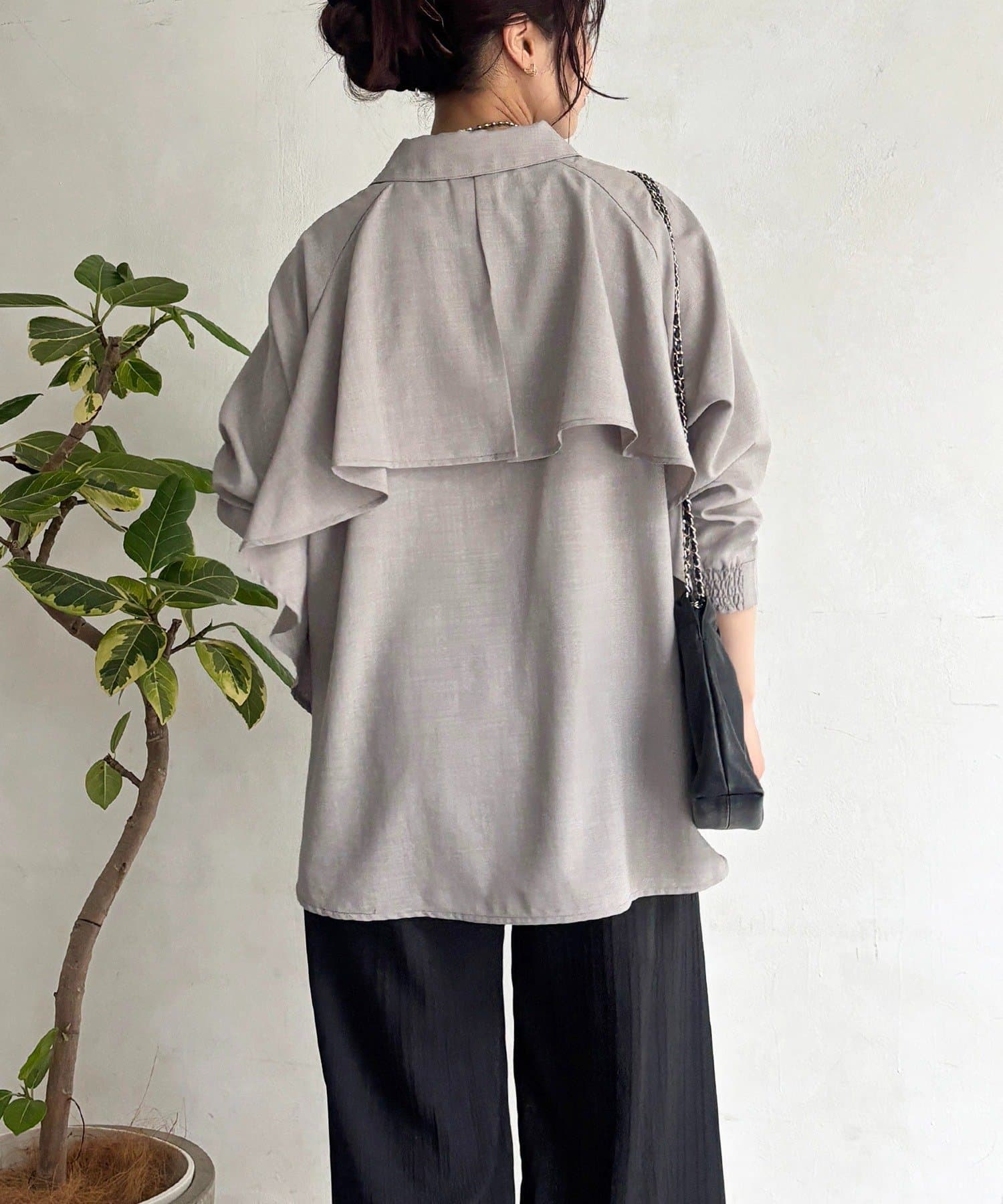 un dix cors(アンディコール) 【甘くないフリルシャツ】麻調バックフリルブラウス