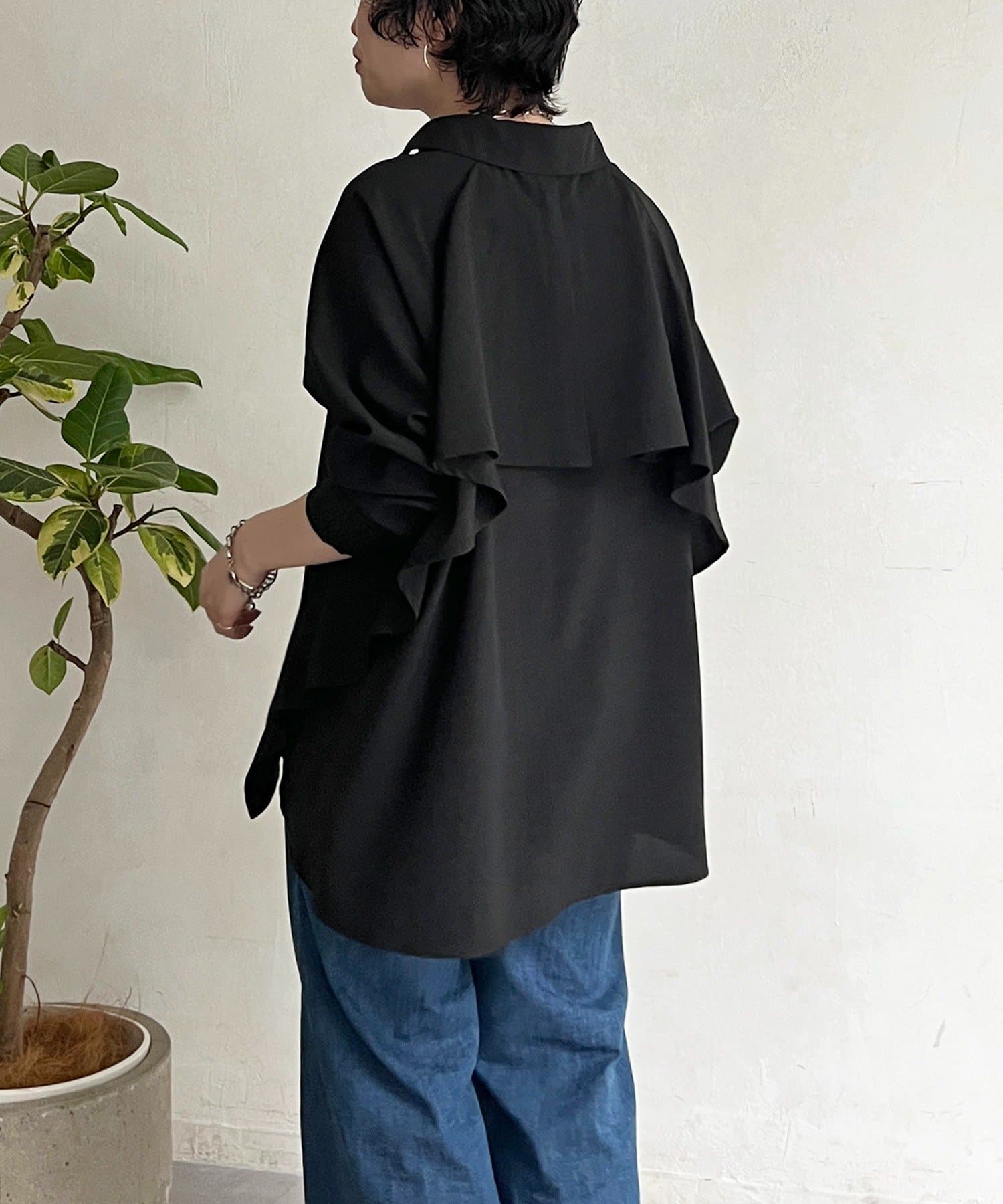 un dix cors(アンディコール) 【甘くないフリルシャツ】麻調バックフリルブラウス