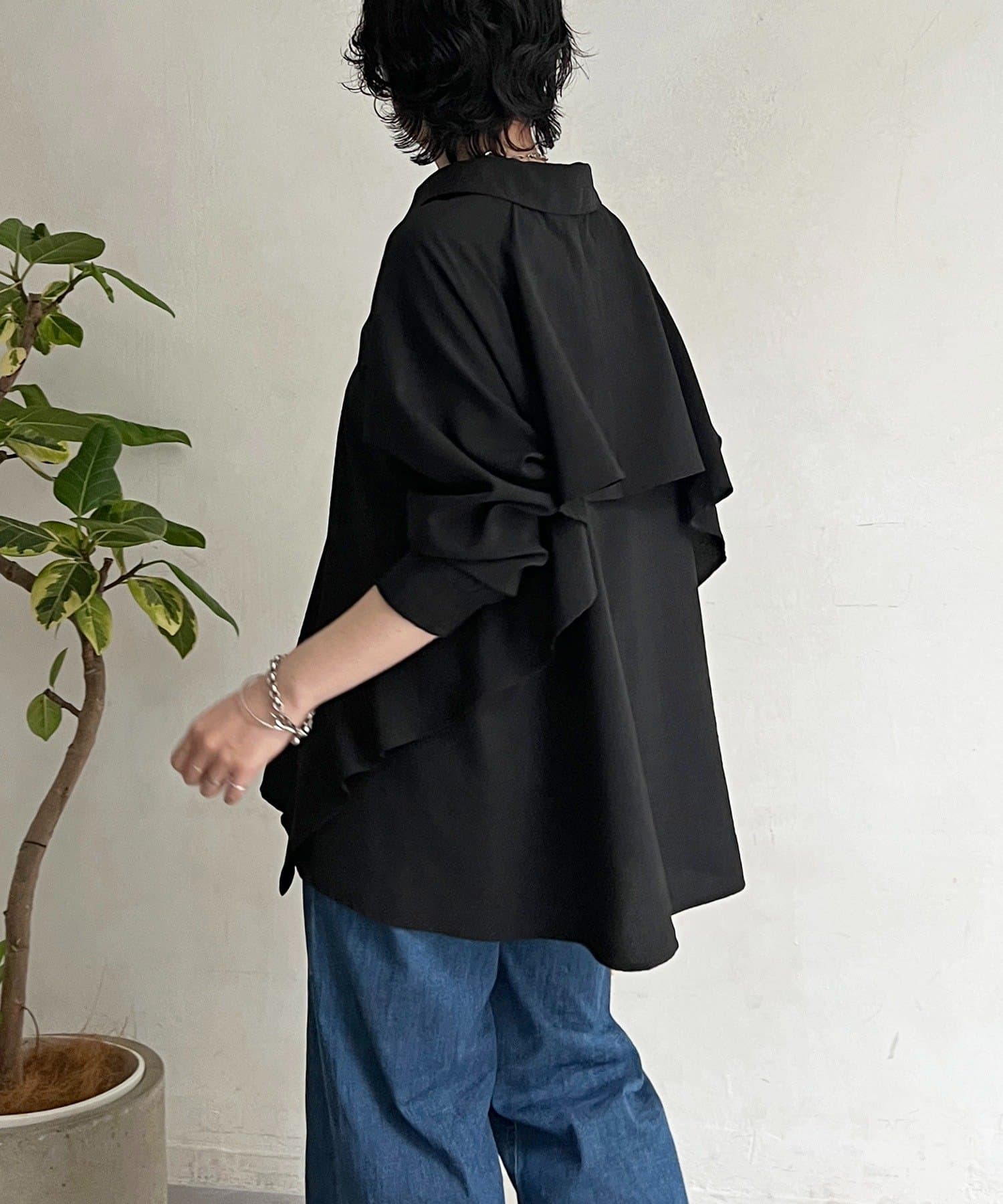 un dix cors(アンディコール) 【甘くないフリルシャツ】麻調バックフリルブラウス