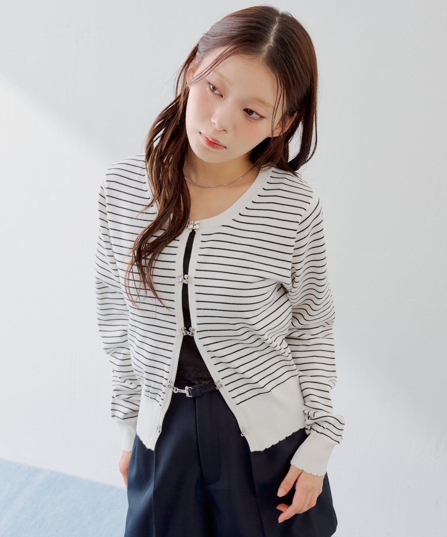 Chico(チコ) 【SALON by Chico】UVチャームボタンクルーカーディガン