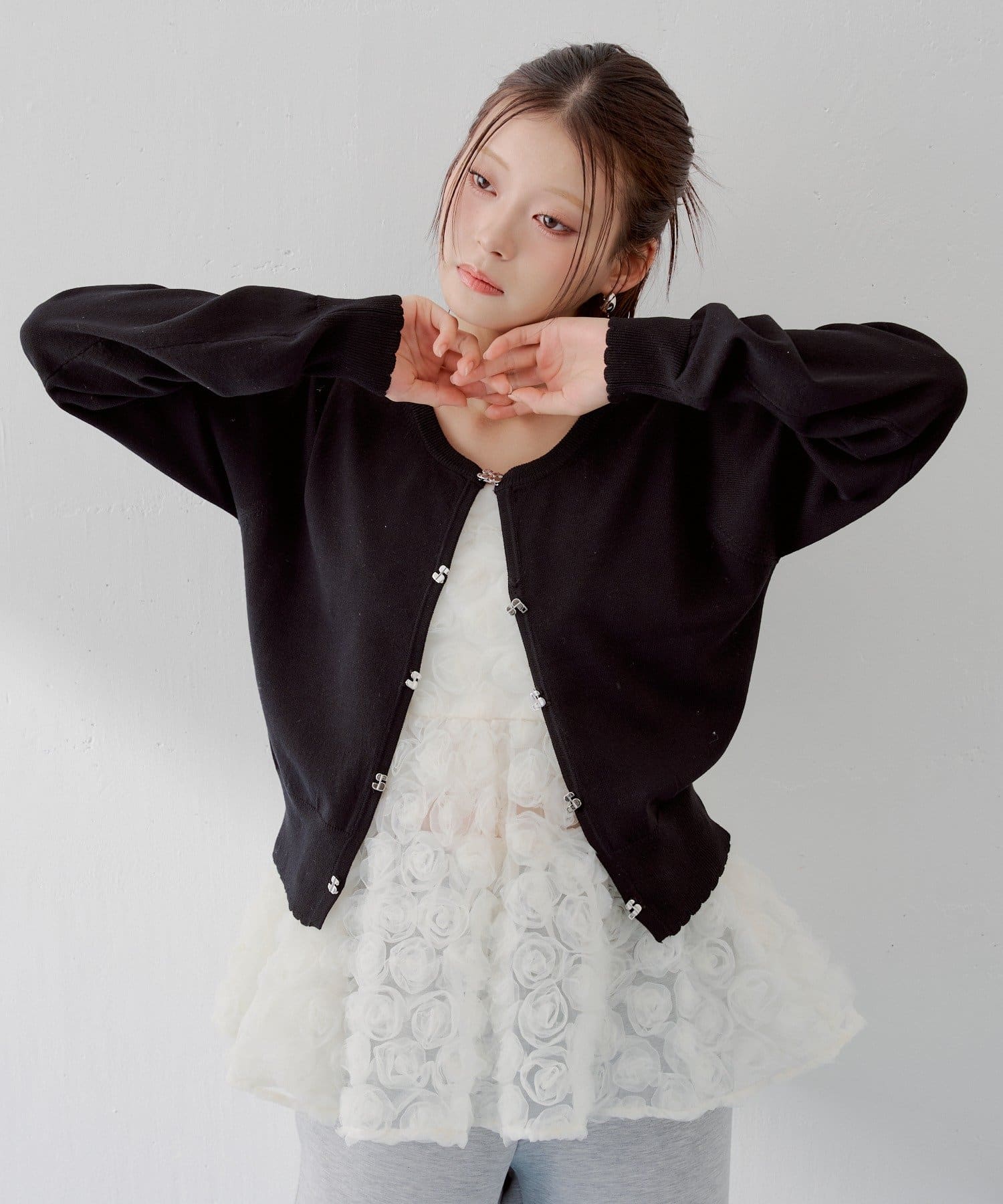 Chico(チコ) 【SALON by Chico】UVチャームボタンクルーカーディガン