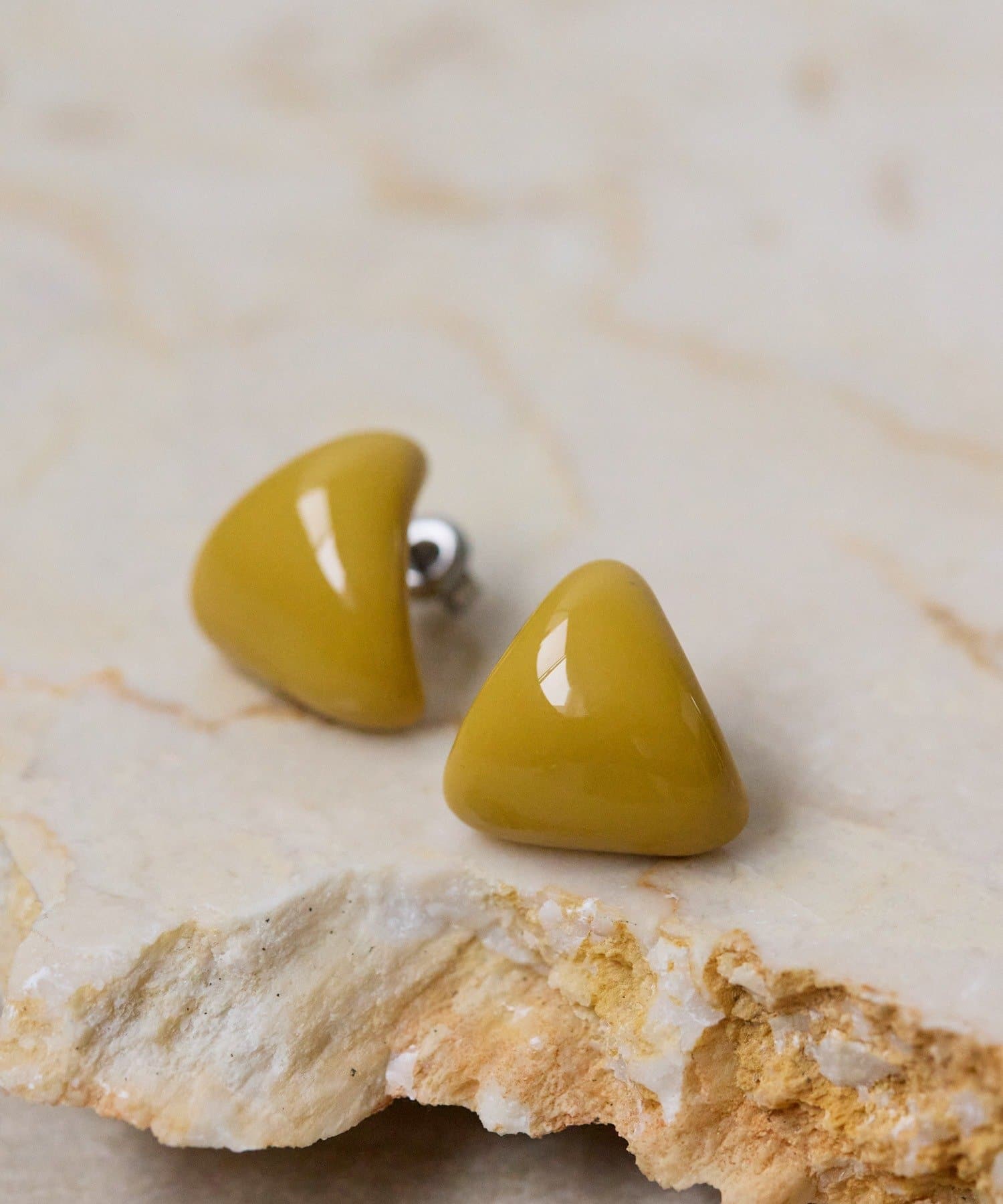 ear PAPILLONNER(イア パピヨネ) カラートライアングルピアス