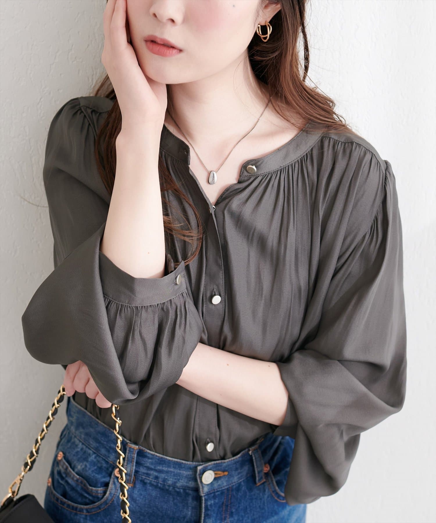 natural couture(ナチュラルクチュール) マット釦とろみサテンブラウス