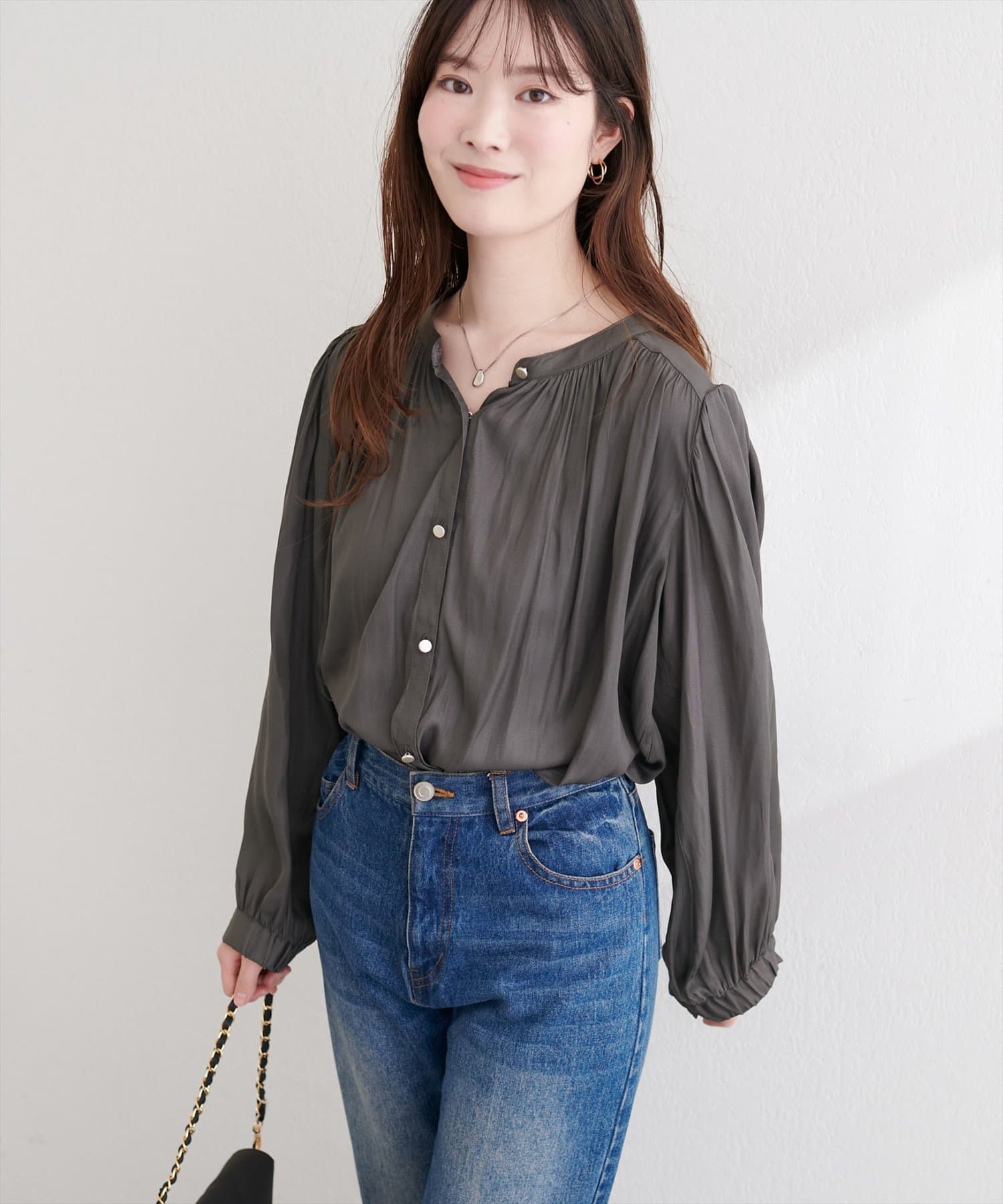 natural couture(ナチュラルクチュール) マット釦とろみサテンブラウス