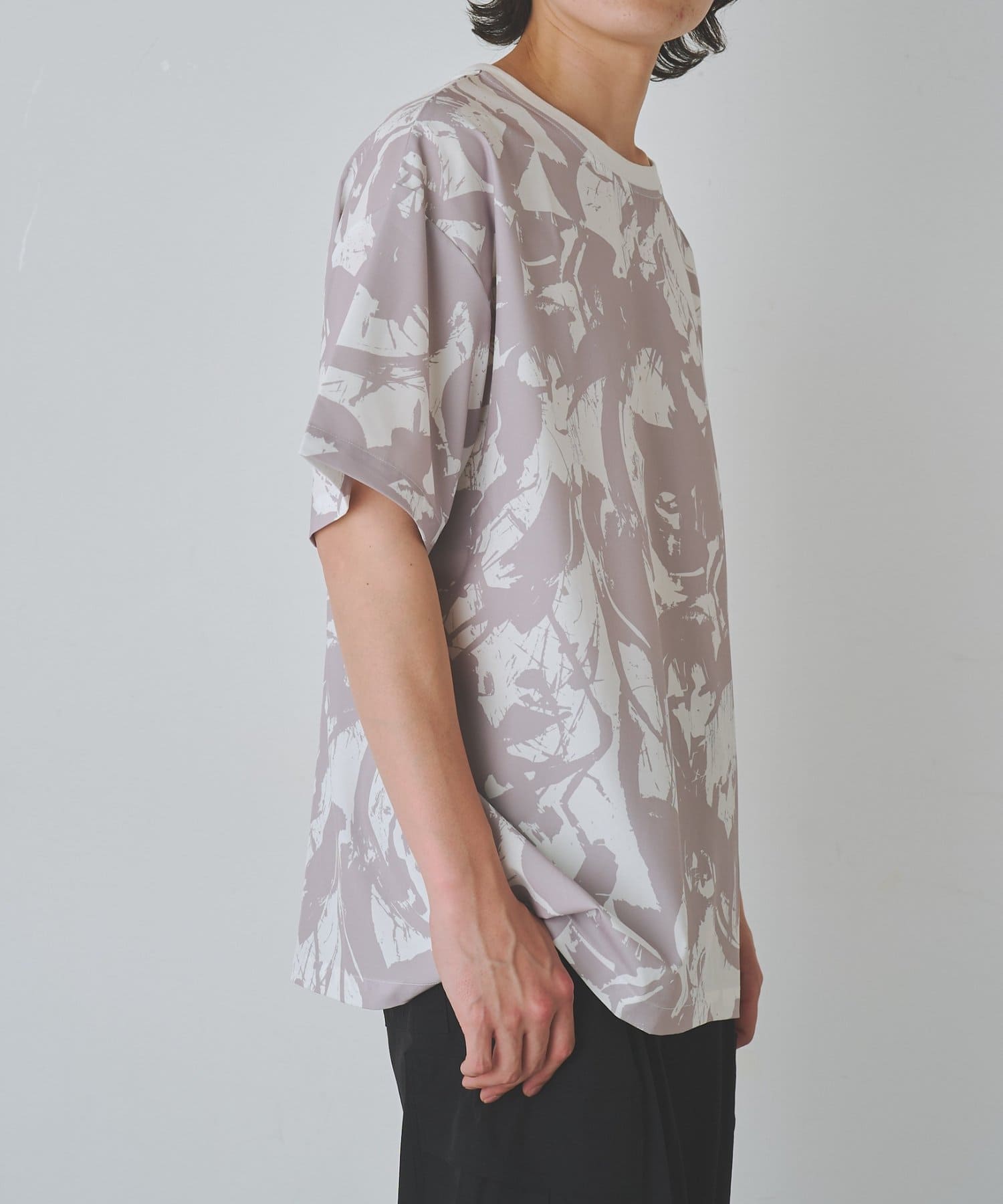 COLONY 2139(コロニー トゥーワンスリーナイン) 総柄Tシャツ