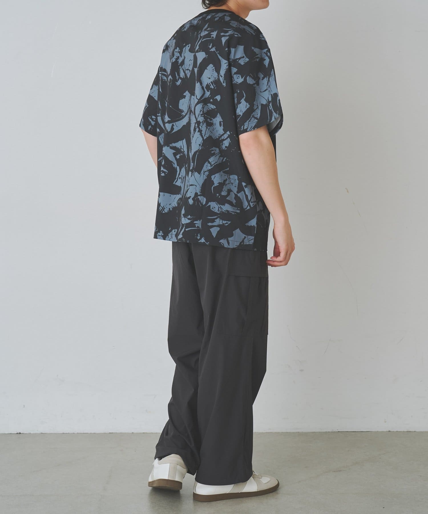 COLONY 2139(コロニー トゥーワンスリーナイン) 総柄Tシャツ