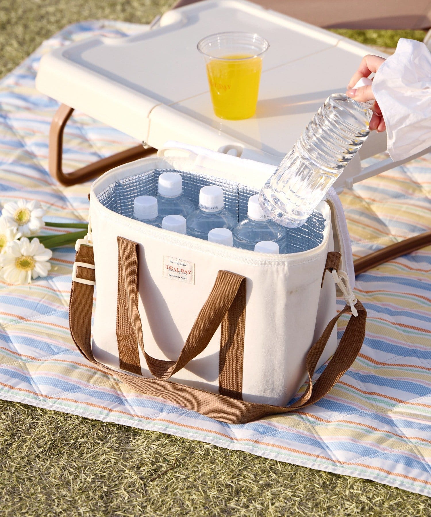 3COINS(スリーコインズ) 保冷ソフトクーラーバッグ：四角／SPRING PICNIC