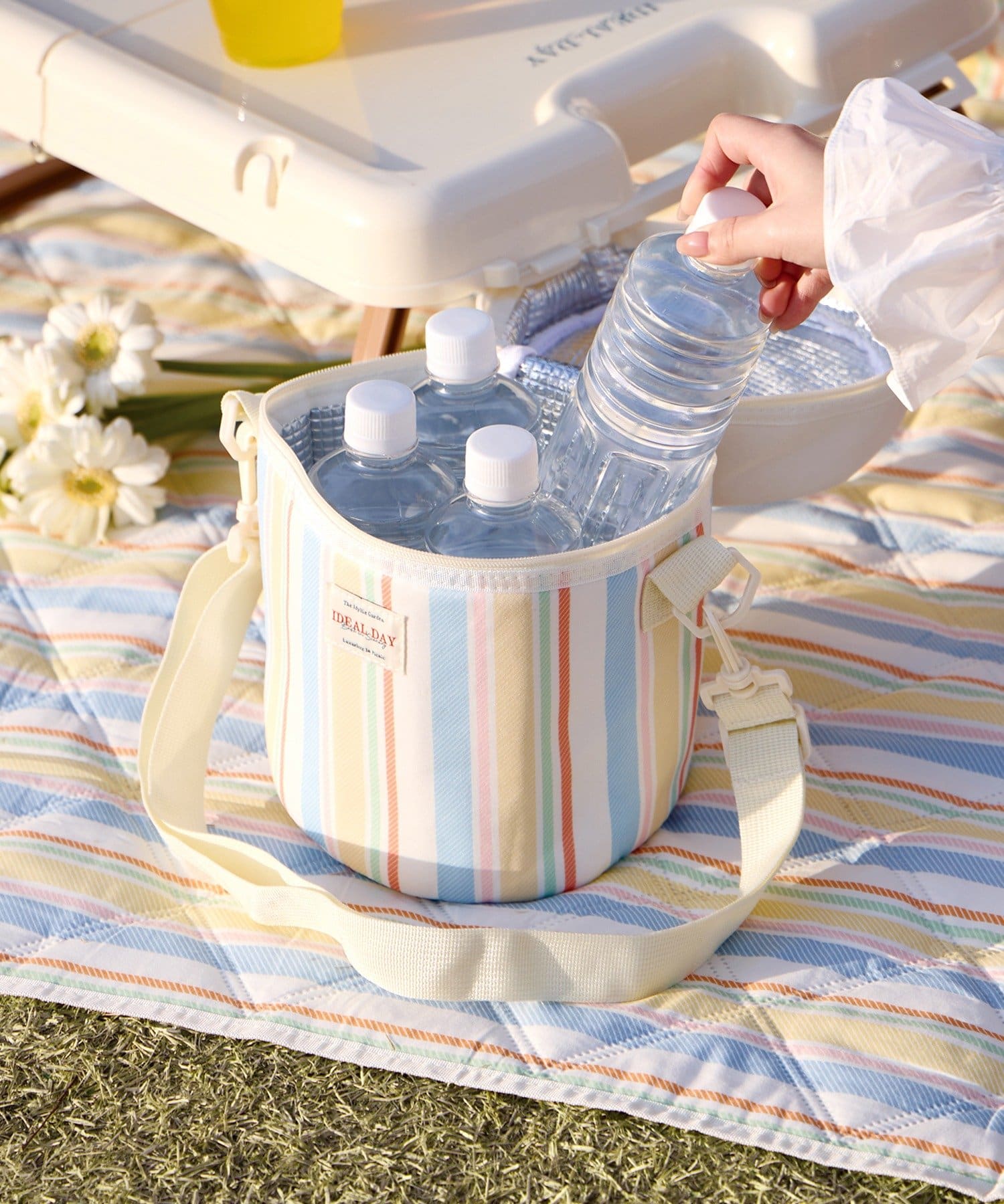 3COINS(スリーコインズ) 保冷ソフトクーラーバッグ：丸／SPRING PICNIC