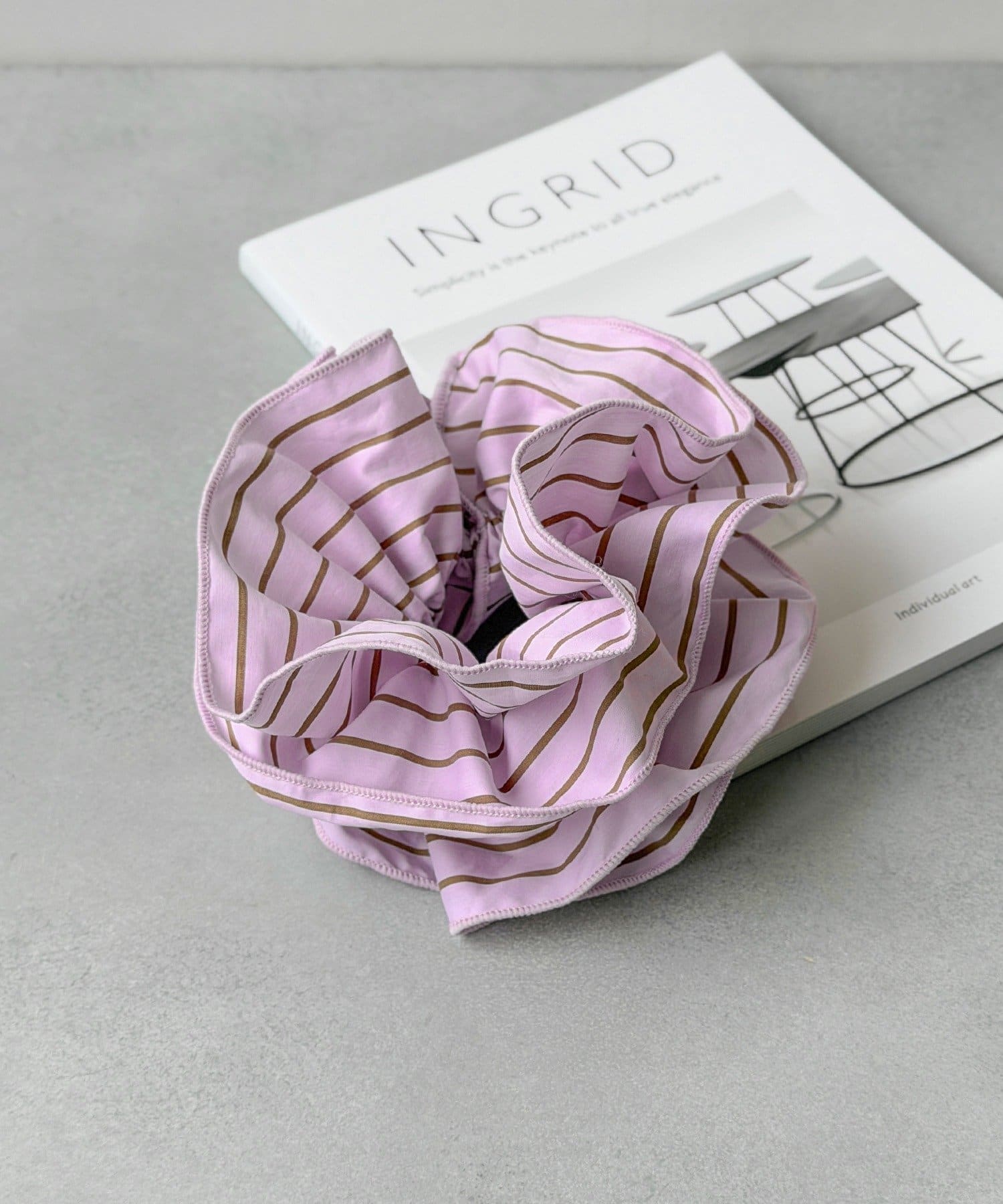 3COINS(スリーコインズ) ストライプシュシュ