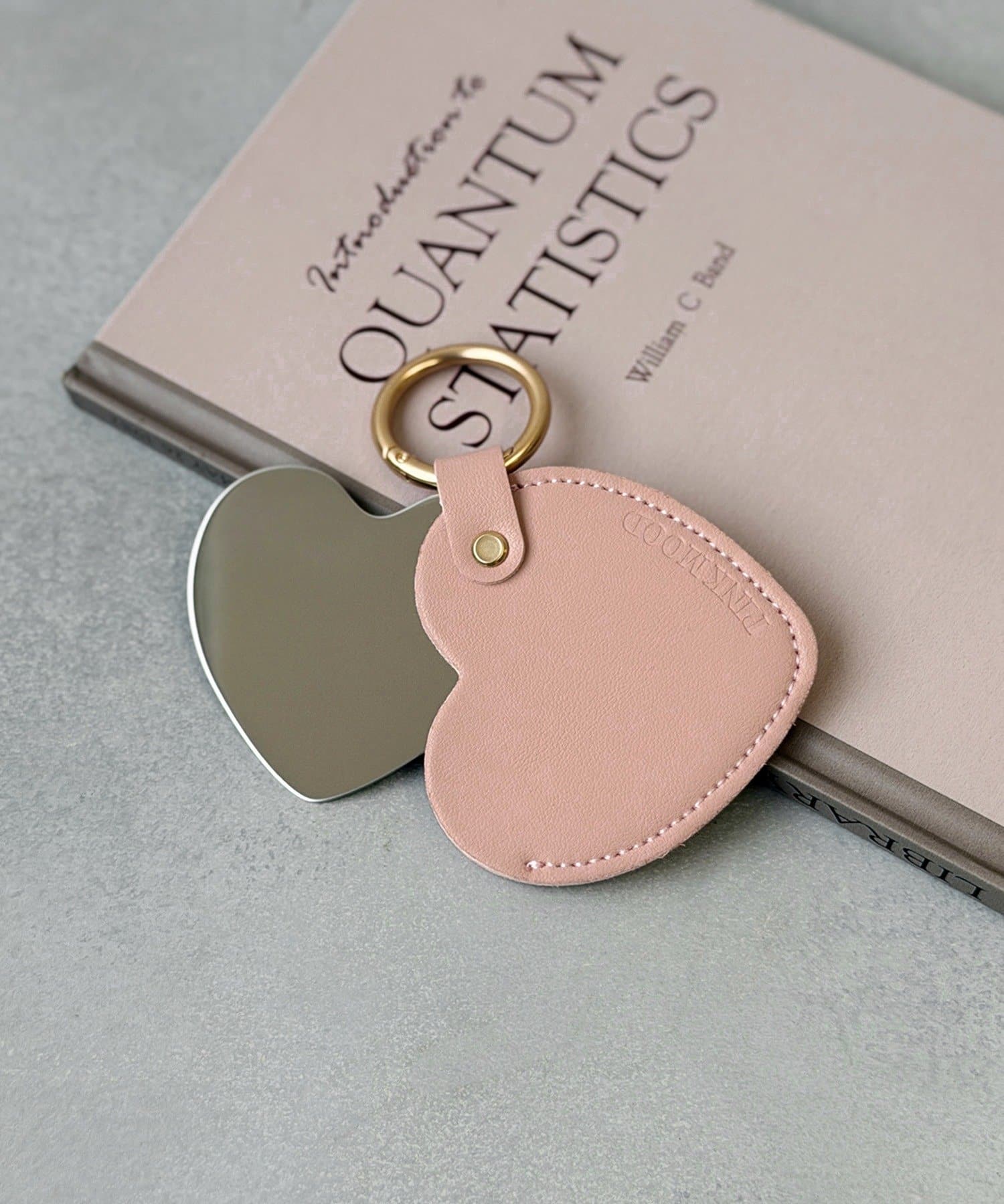 3COINS(スリーコインズ) カラビナ付きハートミラー