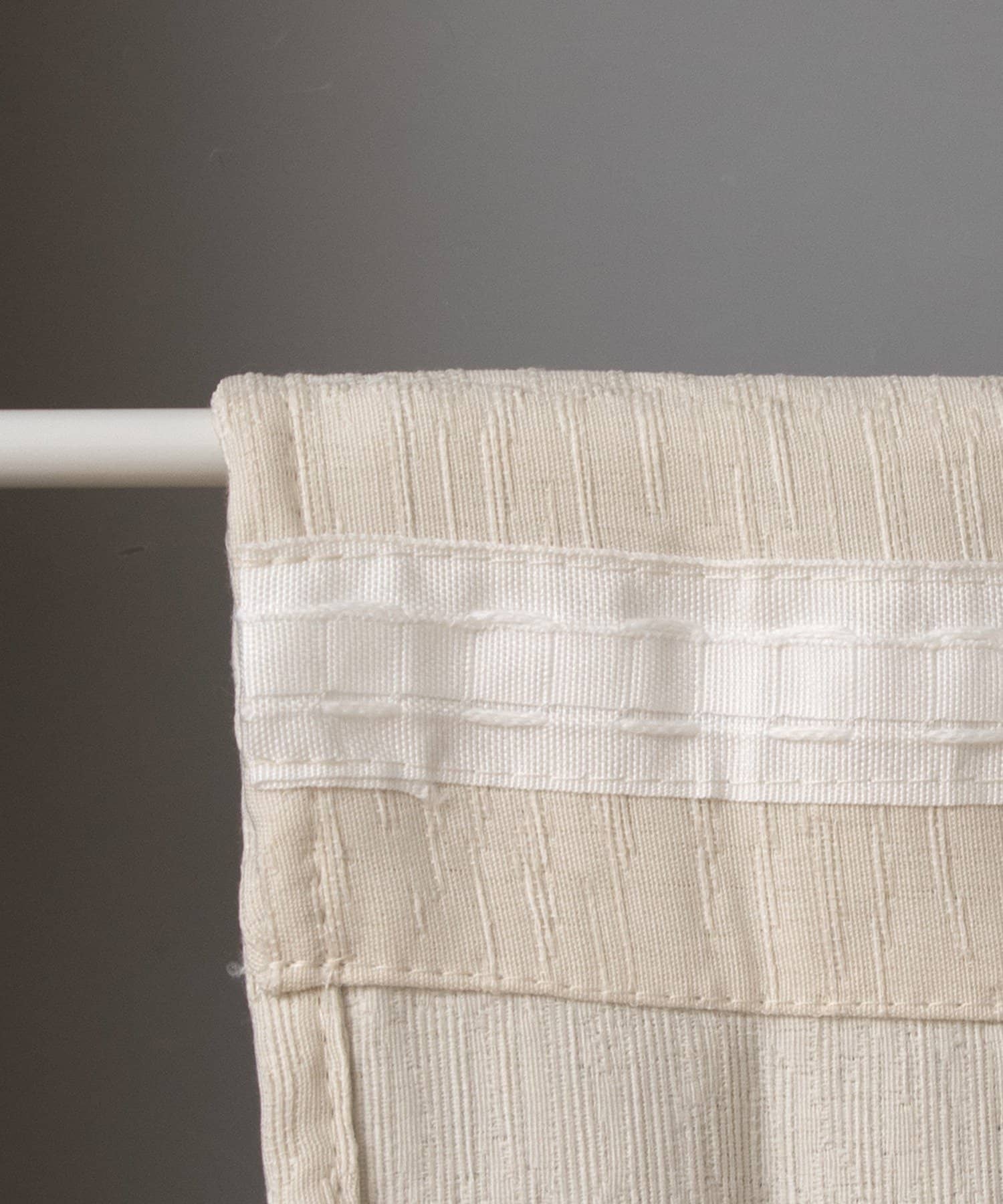 3COINS(スリーコインズ) オウトツスタイルカーテン：180×100cm