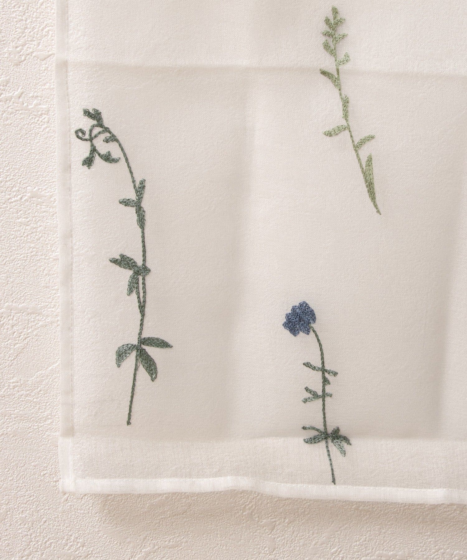 3COINS(スリーコインズ) 刺繍セパレートカーテンミックスフラワー：150×43cm