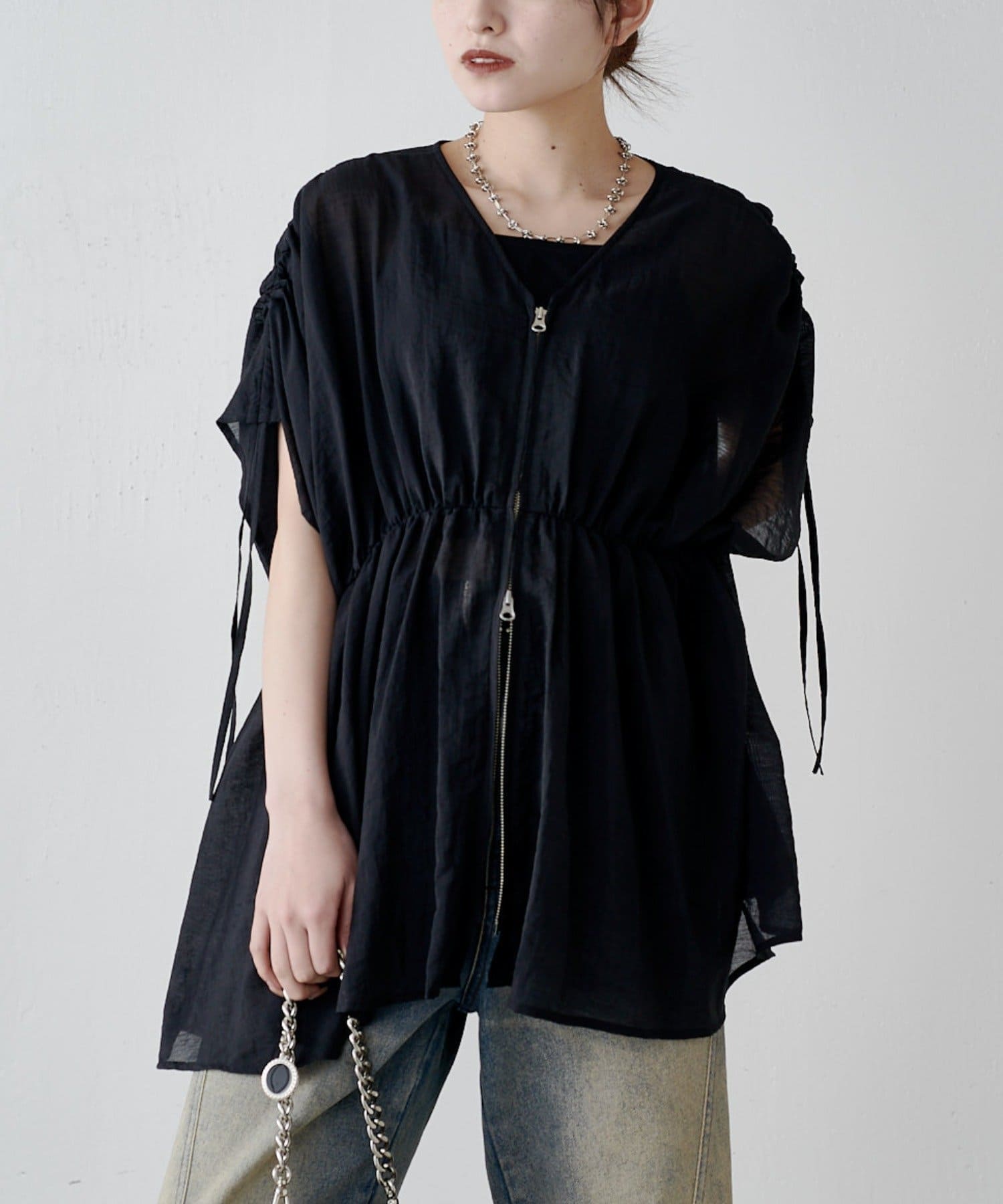 Lui's(ルイス) シアーギャザ‐VネックZIPブラウス