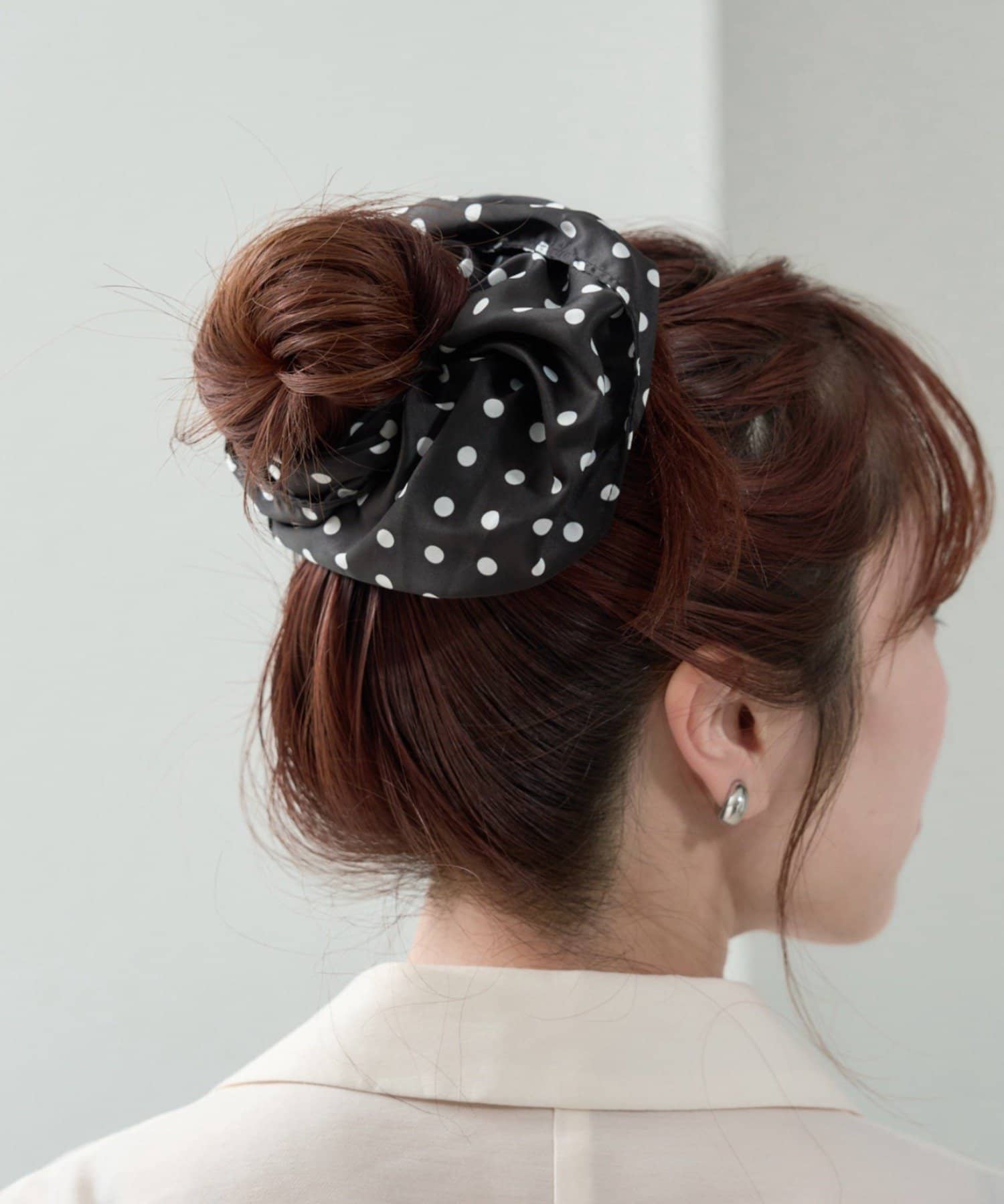 mysticのチャーム付きBIGドットシュシュ