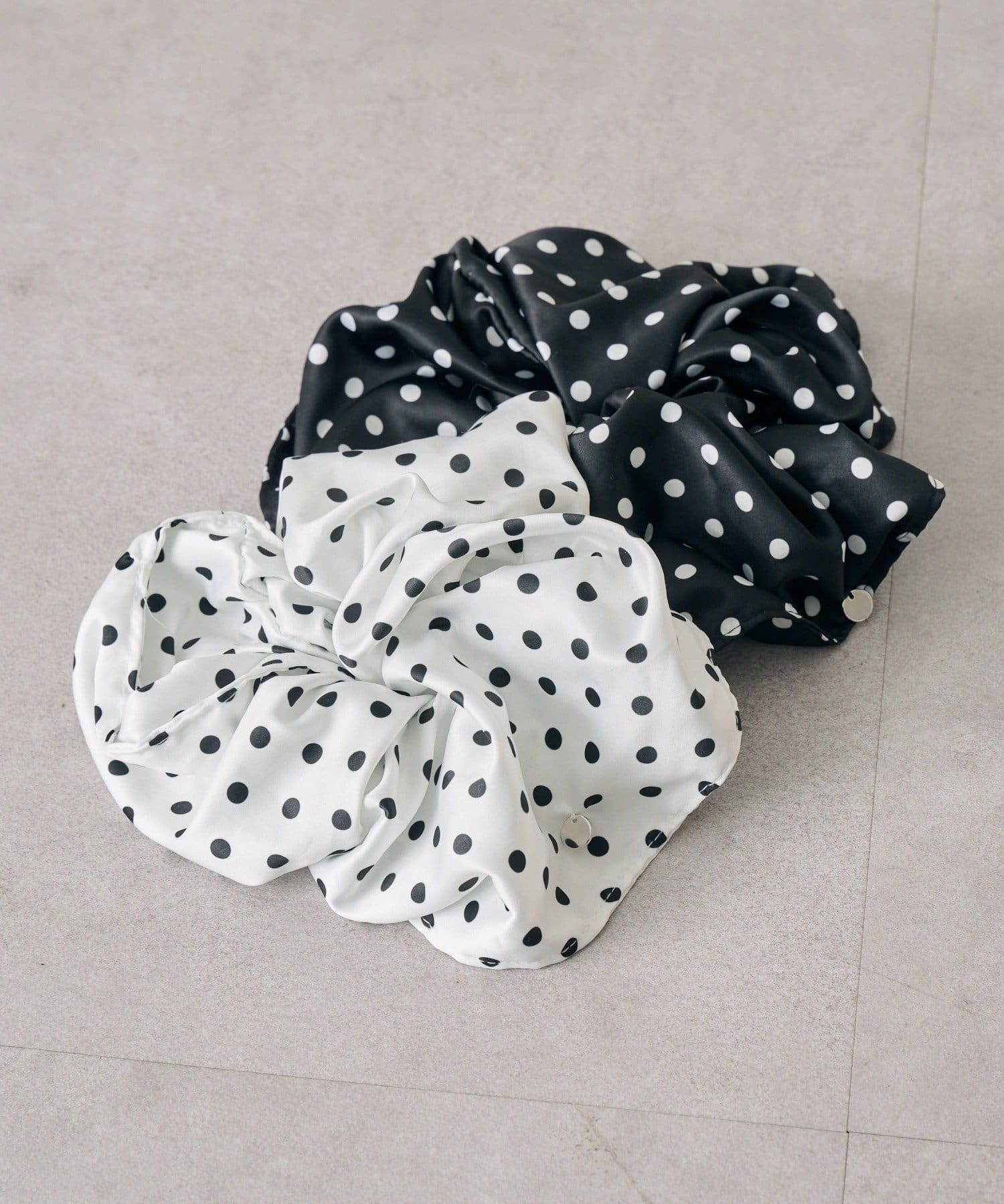 mystic(ミスティック) チャーム付きBIGドットシュシュ