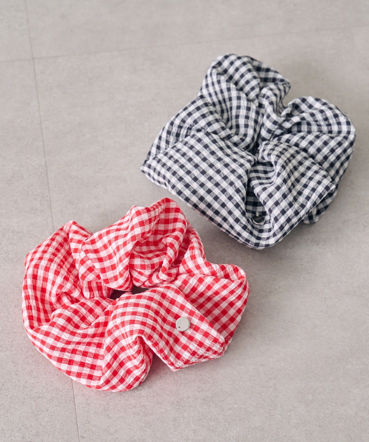 mysticのチャーム付きギンガムシュシュ