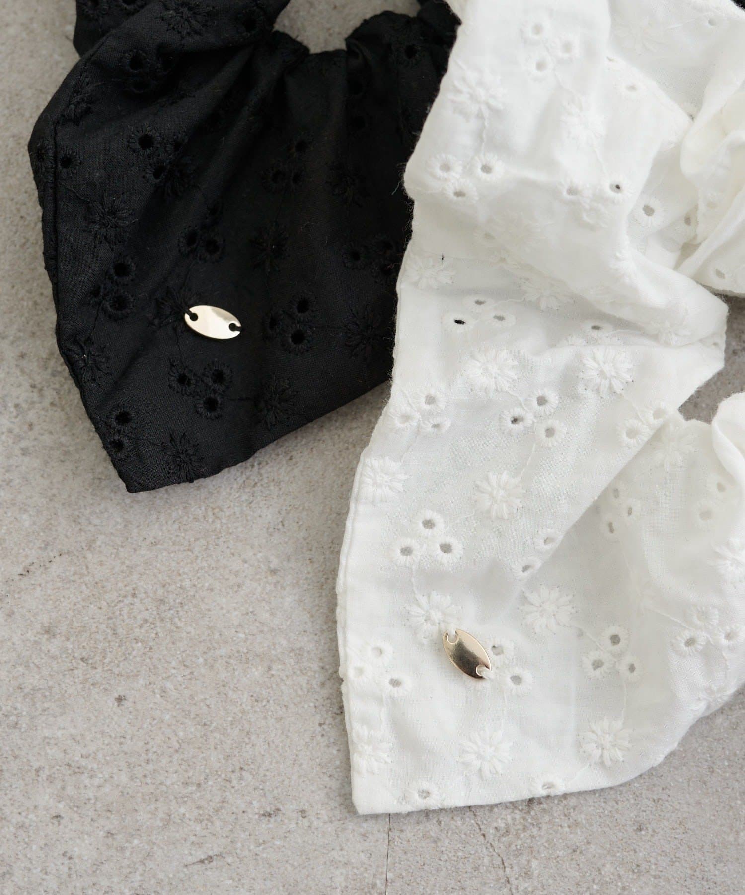 mystic(ミスティック) チャーム付きフラワーシュシュ