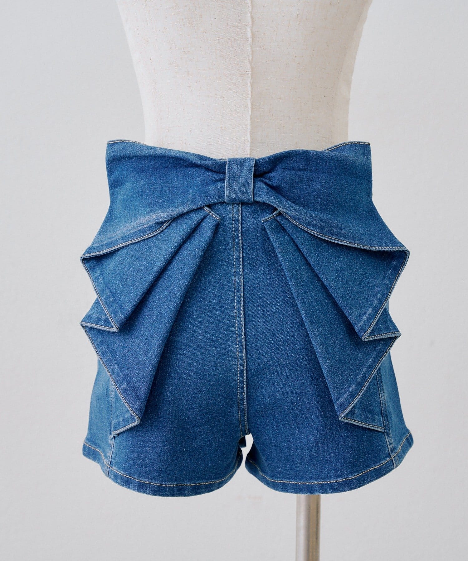 NICE CLAUP / OLIVE des OLIVE OUTLET(ナイスクラップ  / オリーブ デ オリーブ アウトレット) 【continuer 】うしろリボンデニムショートパンツ