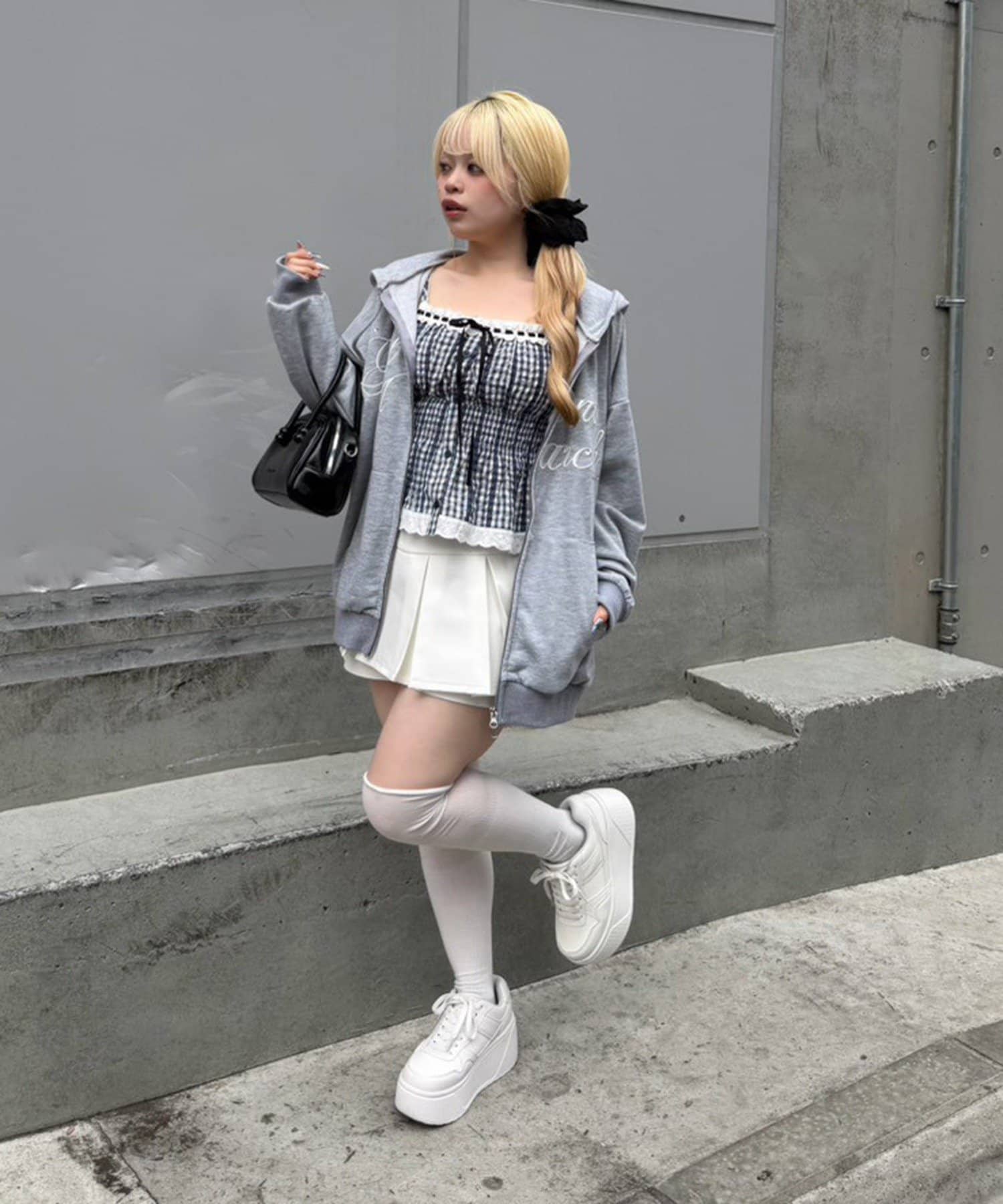 NICE CLAUP / OLIVE des OLIVE OUTLET(ナイスクラップ  / オリーブ デ オリーブ アウトレット) 【continuer】【1枚で着映え♡】肩リボンキャミブラウス