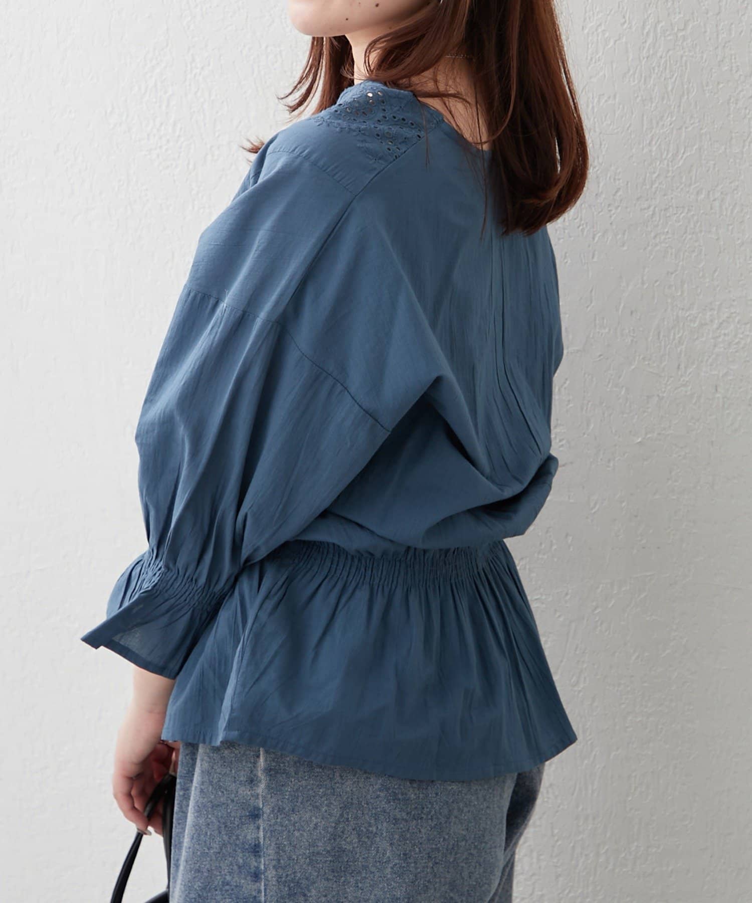 Remind me and forever(リマインドミーアンドフォーエバー) 【NAO】【自然とスタイルアップ】シャーリングスカラップレースブラウス