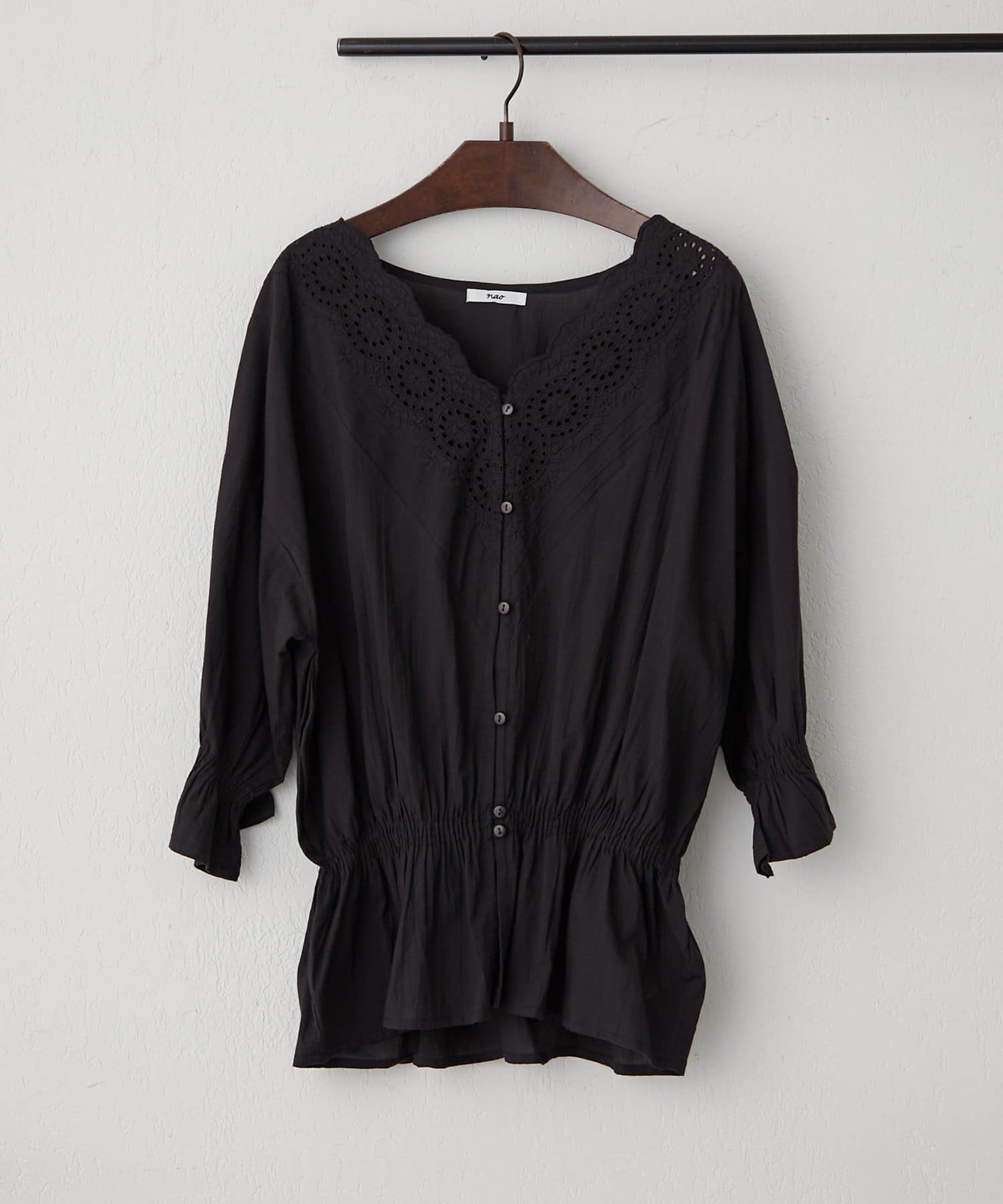 Remind me and forever(リマインドミーアンドフォーエバー) 【NAO】【自然とスタイルアップ】シャーリングスカラップレースブラウス