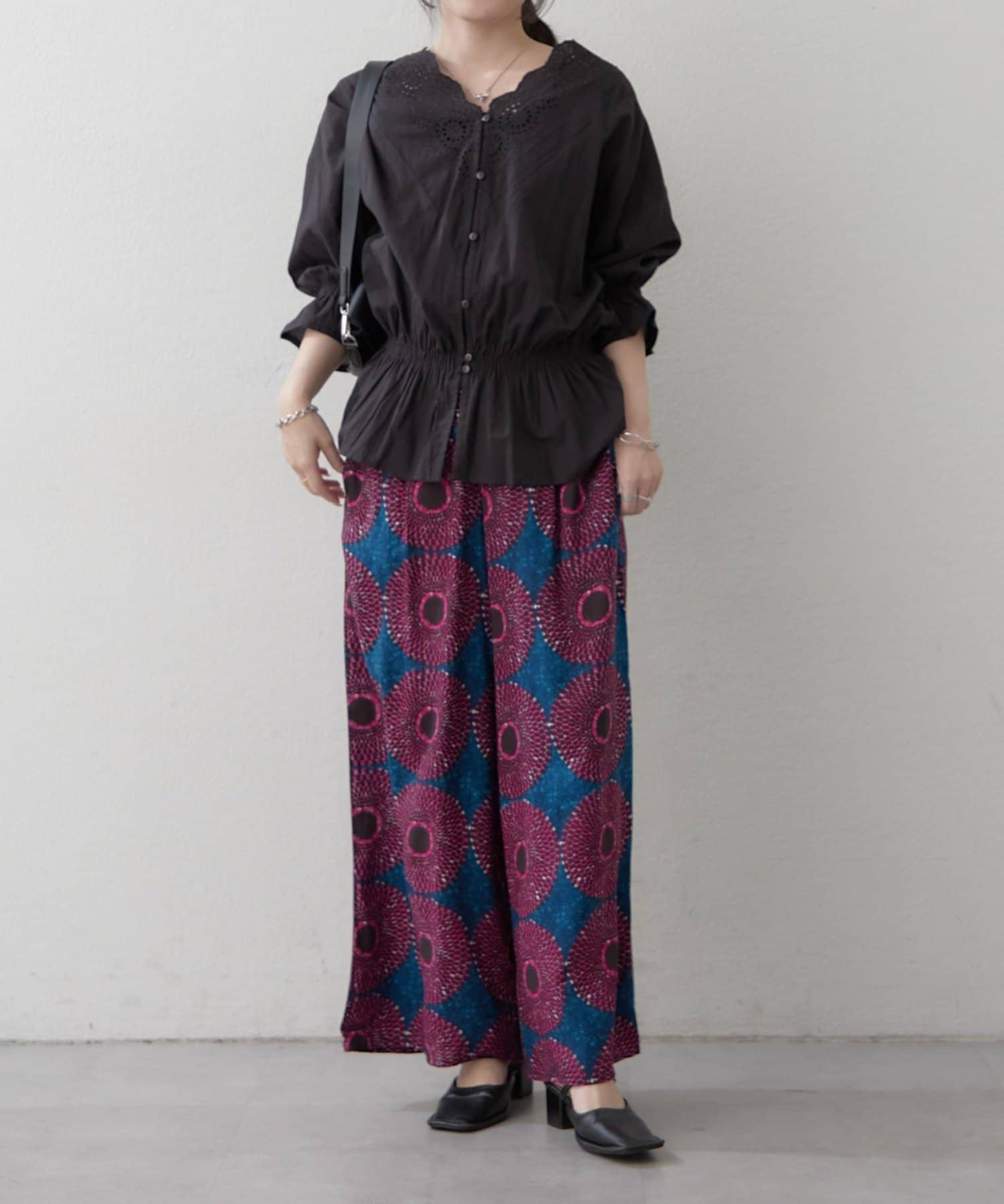 Remind me and forever(リマインドミーアンドフォーエバー) 【NAO】【自然とスタイルアップ】シャーリングスカラップレースブラウス