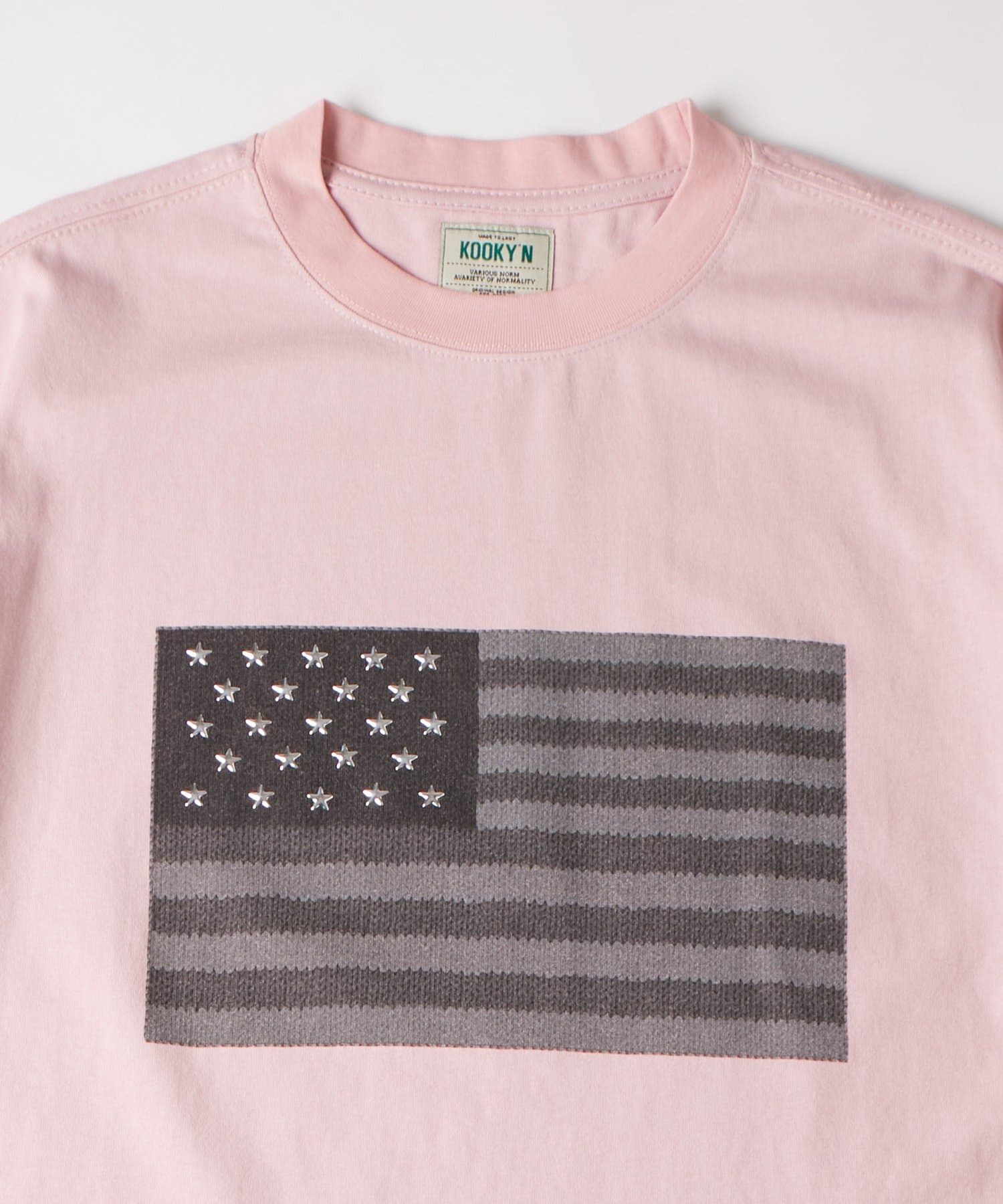 WHO’S WHO gallery(フーズフーギャラリー) 【UNISEX】KOOKY'N スタースタッズフラッググラフィックTEE