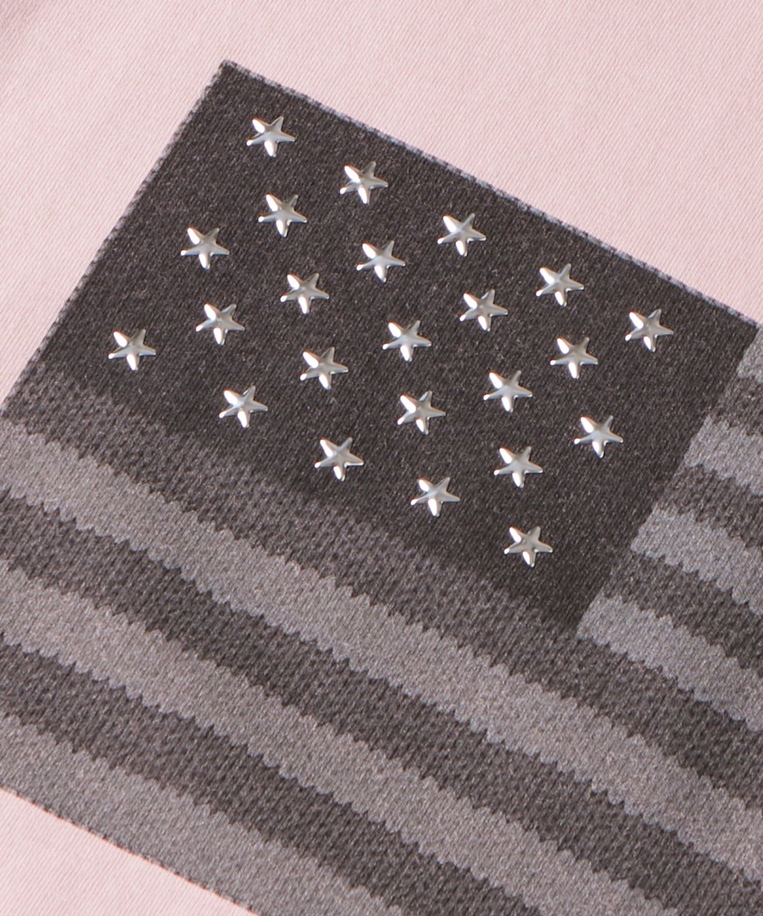 WHO’S WHO gallery(フーズフーギャラリー) 【UNISEX】KOOKY'N スタースタッズフラッググラフィックTEE